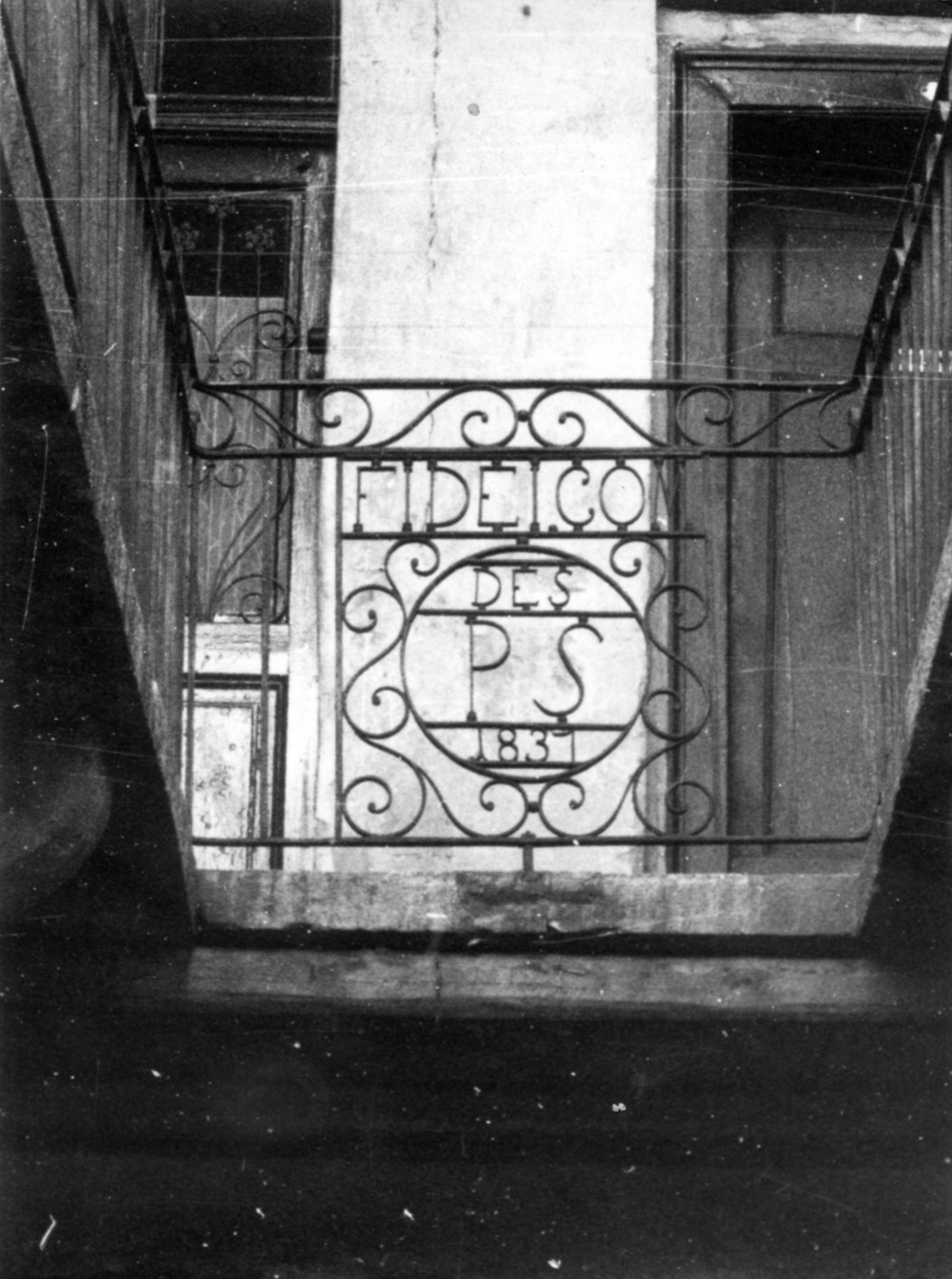 Gangos lakóház folyosói rácsáról készített felvétel (Óbudai Múzeum CC BY-NC-SA)