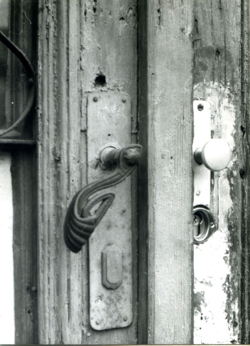 Lakóház kapujának kilincséről készített felvétel (Óbudai Múzeum CC BY-NC-SA)