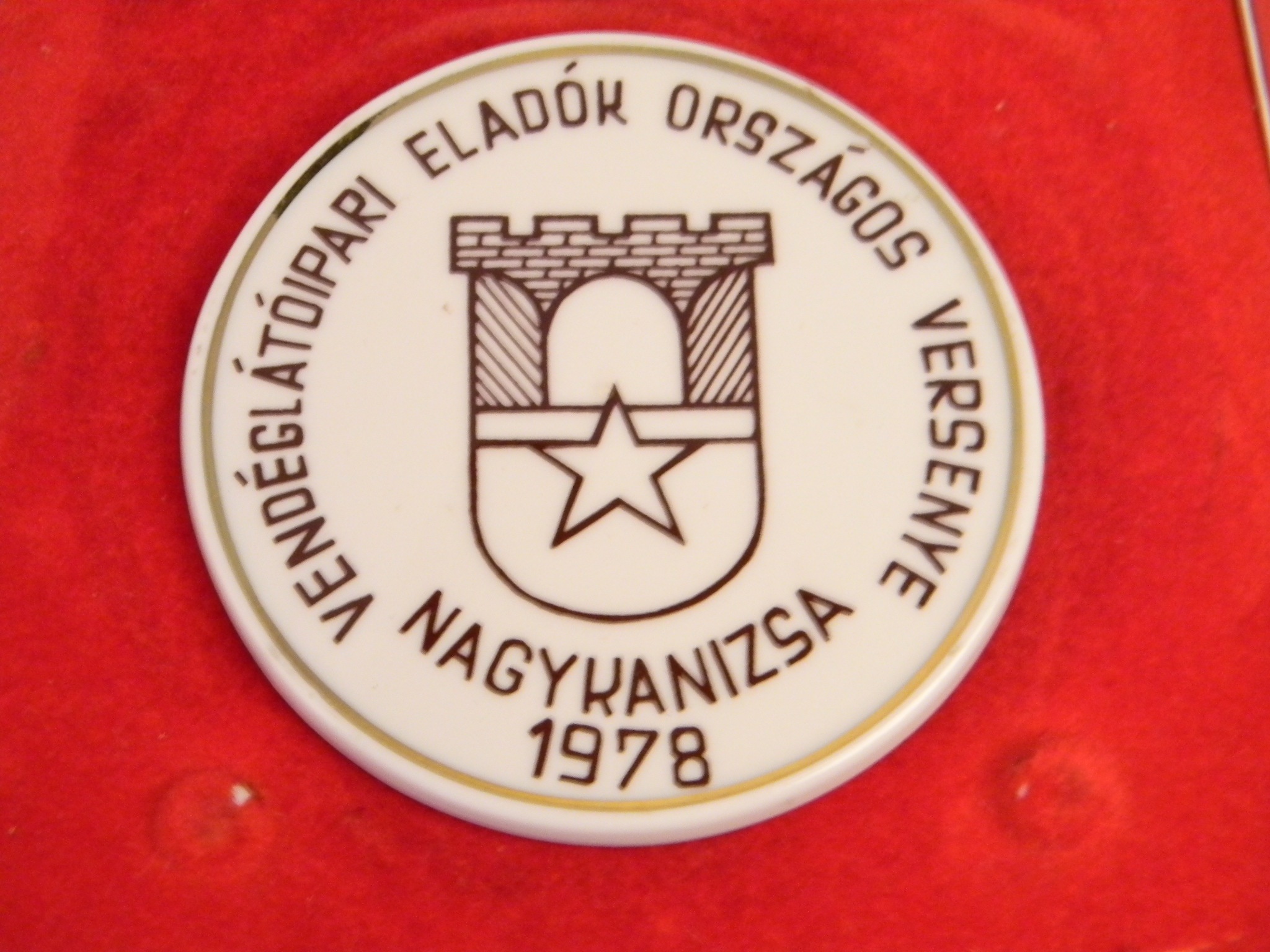 Emlékplakett, díj - Vendéglátópari eladók országos versenye, Nagykanizsa 1978 (Magyar Kereskedelmi és Vendéglátóipari Múzeum CC BY-NC-SA)