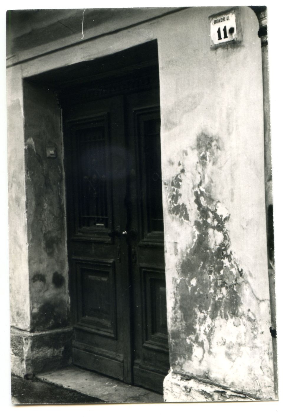 Épület romos utcafronti bejárata (Óbudai Múzeum CC BY-NC-SA)