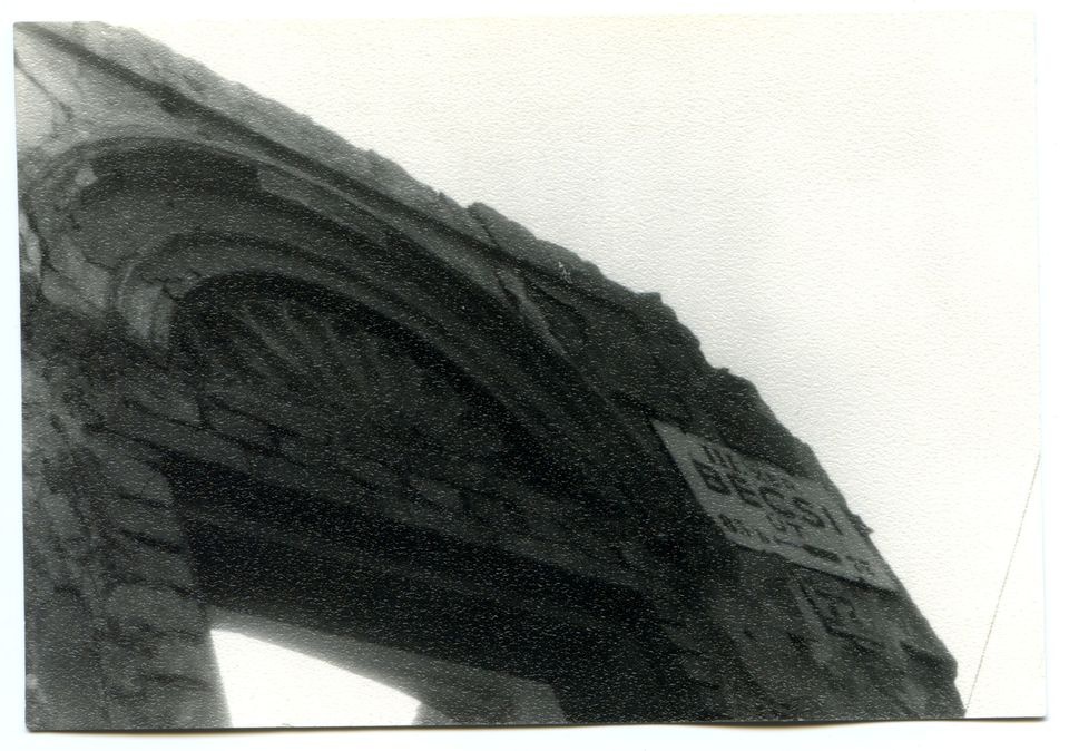 Bontás alatt lévő épület homlokzatrészletéről készített felvétel (Óbudai Múzeum CC BY-NC-SA)