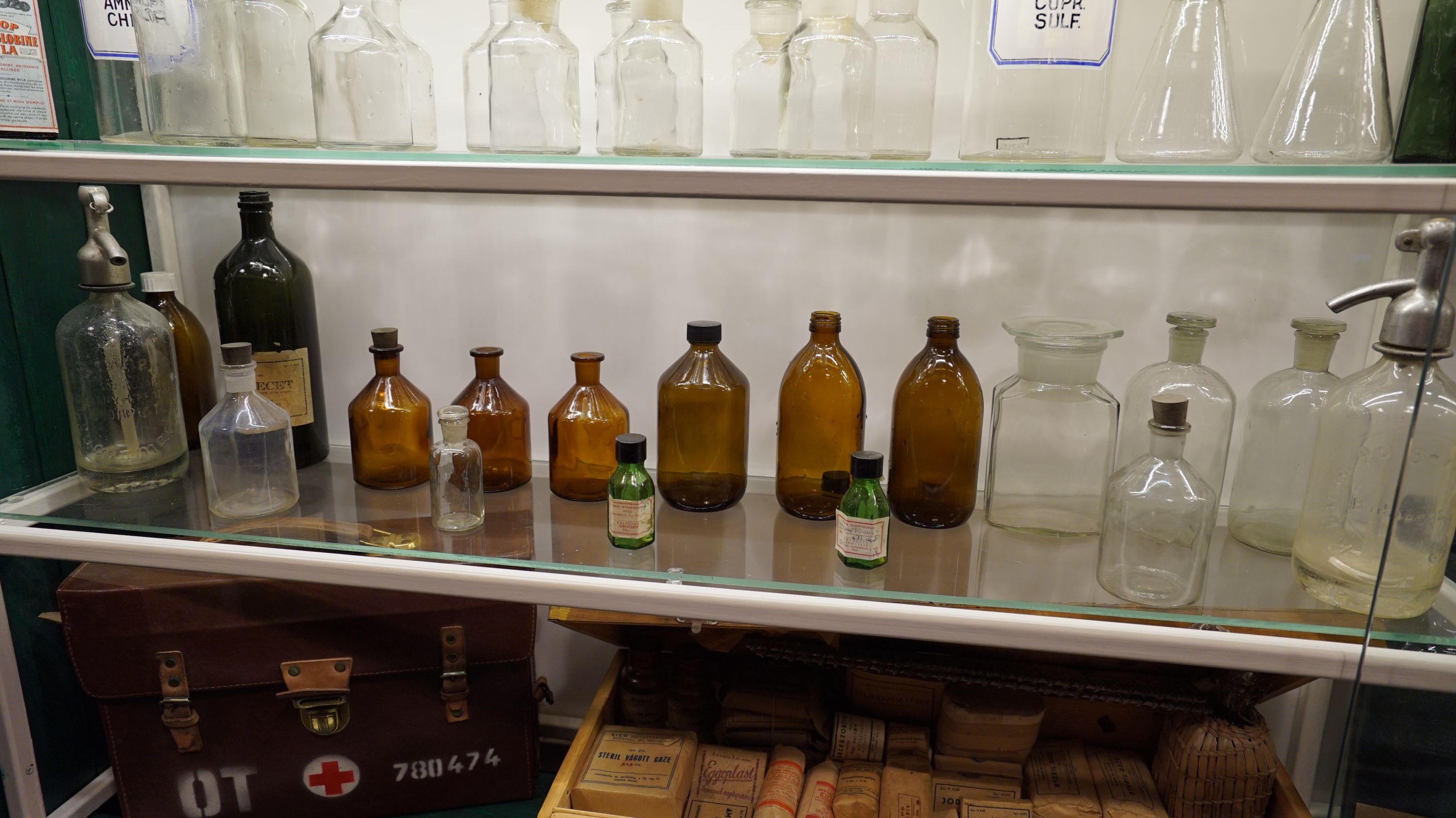 Gyógyszeres üvegek (Sziklakórház Atombunker Múzeum CC BY-NC-SA)