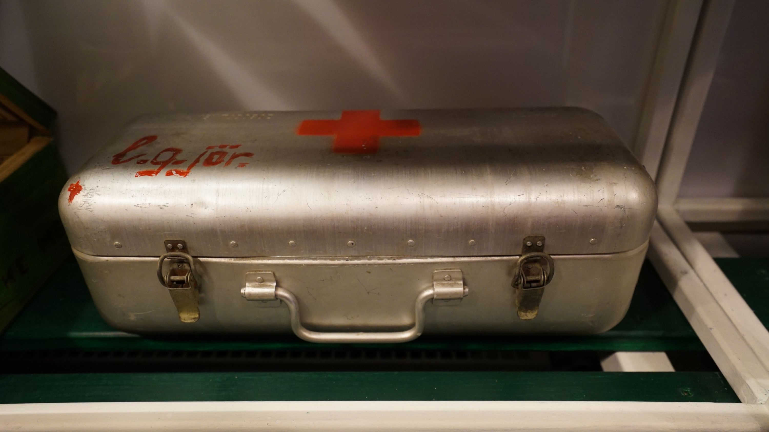 Egészségügyi láda (Sziklakórház Atombunker Múzeum CC BY-NC-SA)
