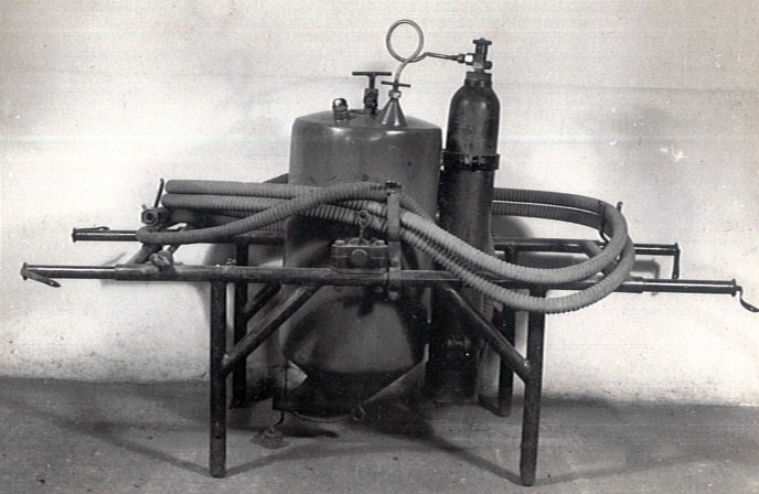 100 kg-os hordozható porraloltó (Katasztrófavédelem Központi Múzeuma CC BY-NC-SA)