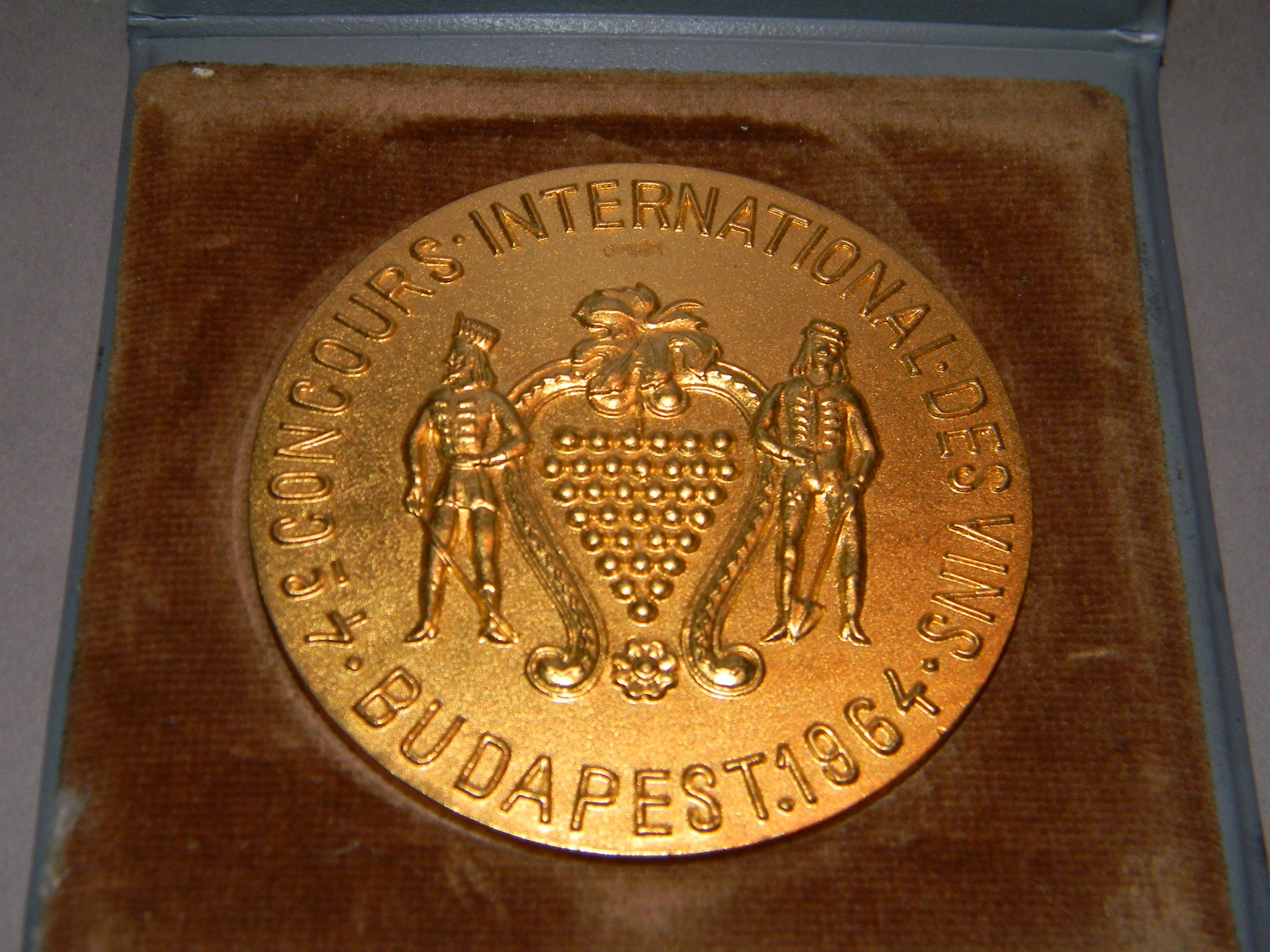 Budapesti Borverseny emlékérme, 1964 (Magyar Kereskedelmi és Vendéglátóipari Múzeum CC BY-NC-SA)
