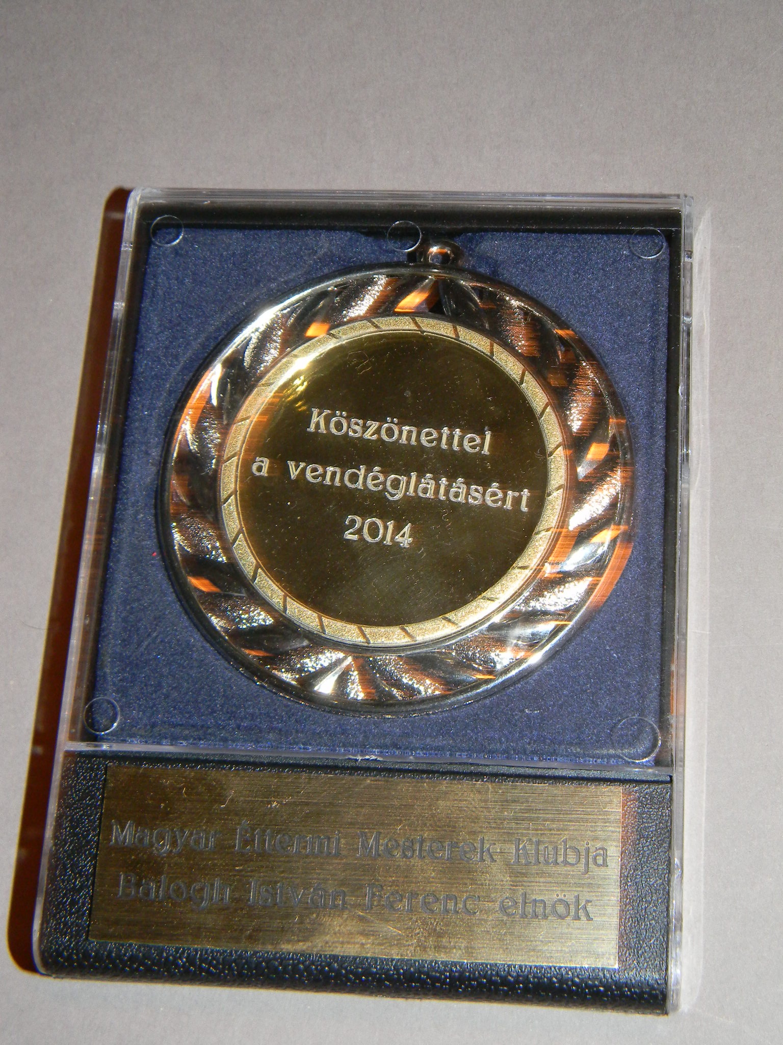 Magyar Éttermi Mesterek Klubja emlékérme, 2014. (Magyar Kereskedelmi és Vendéglátóipari Múzeum CC BY-NC-SA)