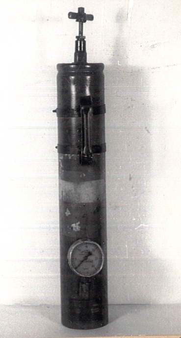 Gázzal oltó kézi tűzoltókészülék belenyomott gázzal (Katasztrófavédelem Központi Múzeuma CC BY-NC-SA)
