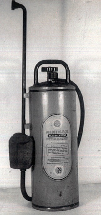 MINIMAX MAGNÉZIUM speciális tűzoltókészülék (Katasztrófavédelem Központi Múzeuma CC BY-NC-SA)