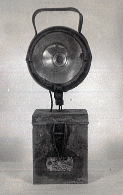 Akkumulátoros kézilámpa, fém (Katasztrófavédelem Központi Múzeuma CC BY-NC-SA)