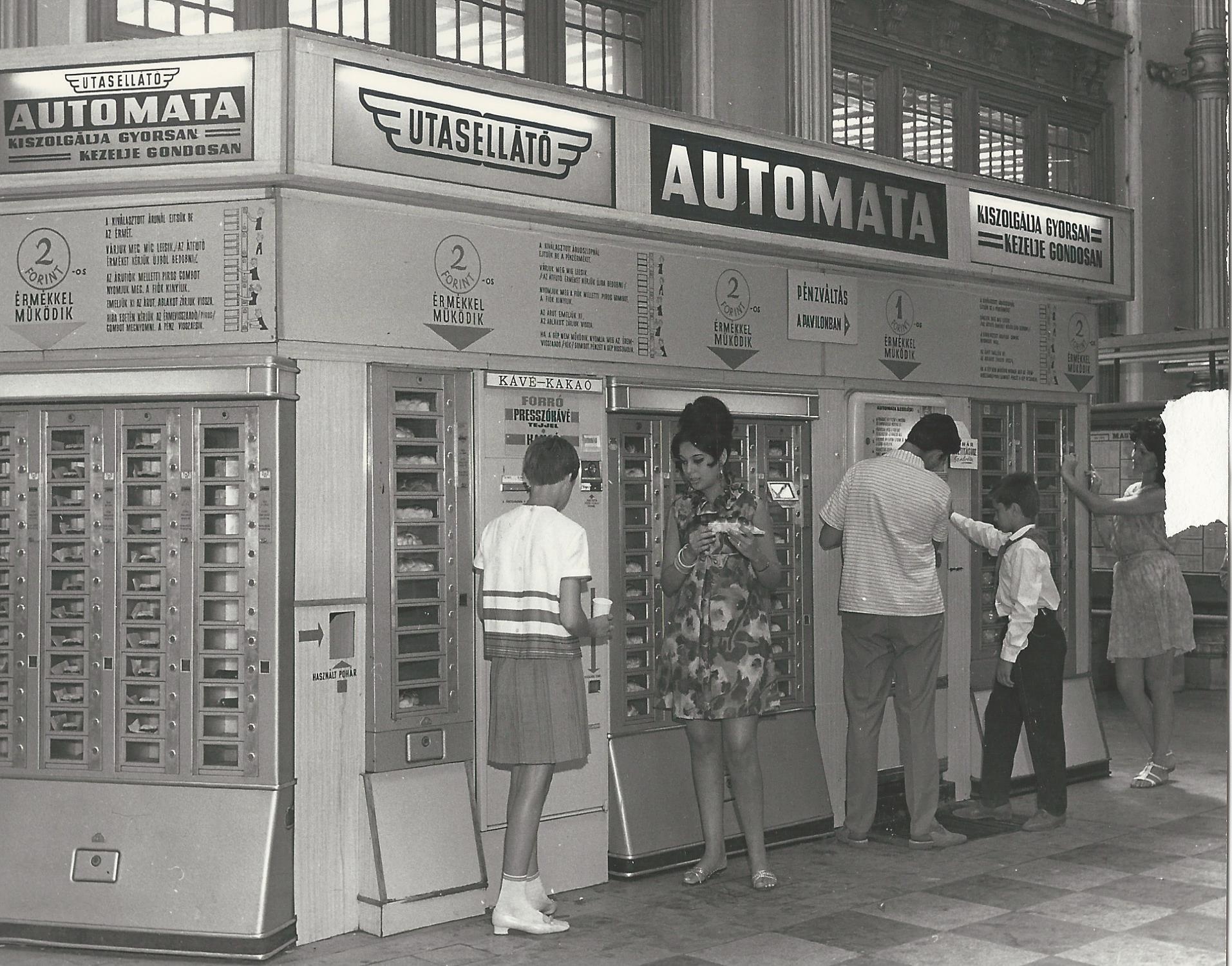 MÉV Utasellátó automatái (Magyar Kereskedelmi és Vendéglátóipari Múzeum CC BY-NC-SA)