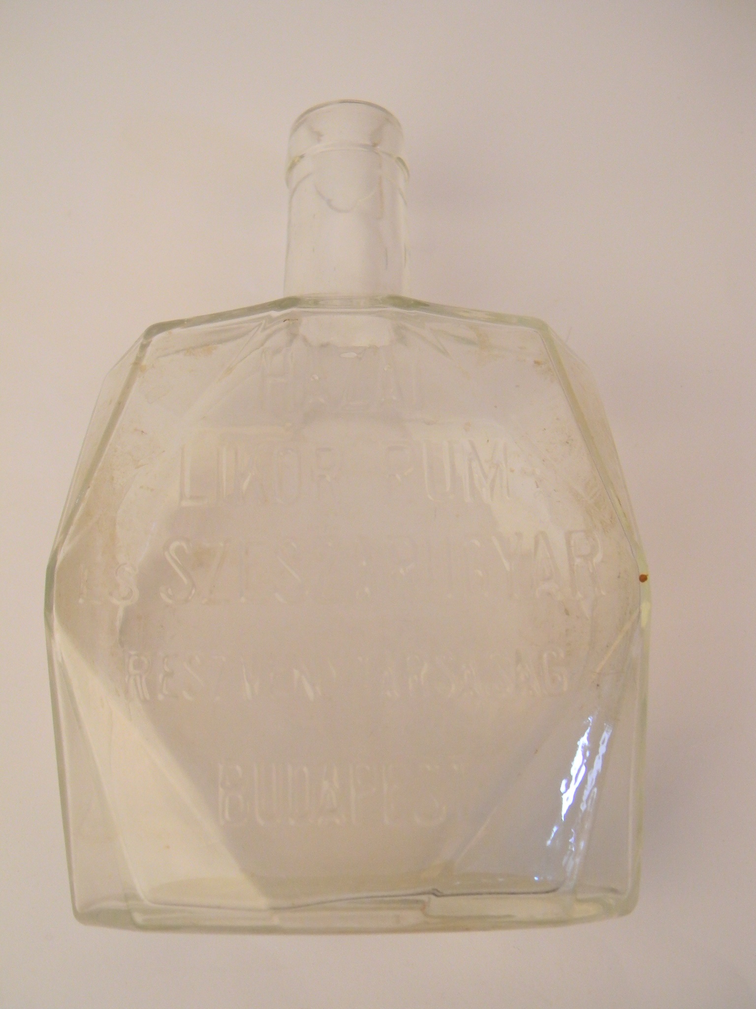 Hazai Likőr, Rum -és Szeszgyár Rt. likőrös üvege (Magyar Kereskedelmi és Vendéglátóipari Múzeum CC BY-NC-SA)