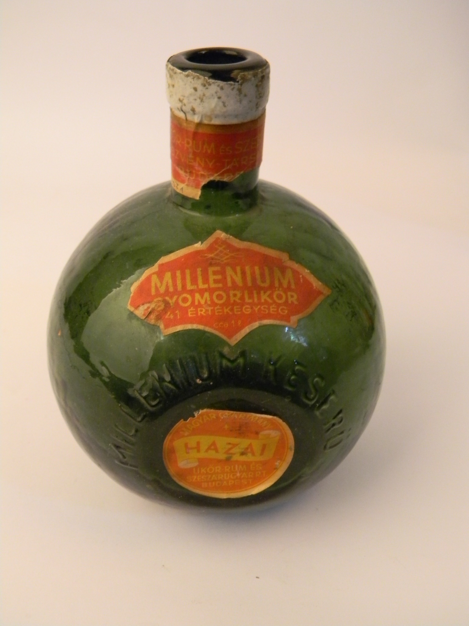 Millenium keserűlikőrös üveg (Magyar Kereskedelmi és Vendéglátóipari Múzeum CC BY-NC-SA)