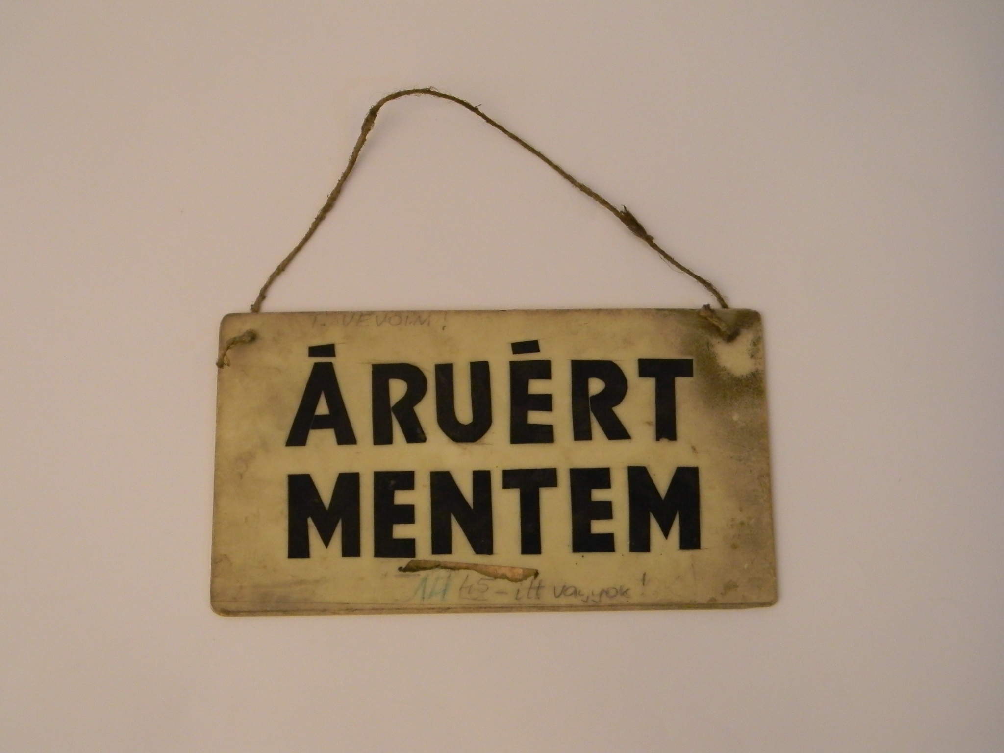 Bolti tájékoztató tábla (Magyar Kereskedelmi és Vendéglátóipari Múzeum CC BY-NC-SA)