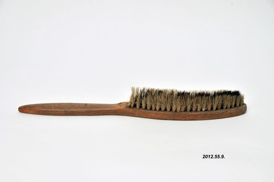 Tisztító kefe (Óbudai Múzeum CC BY-NC-SA)
