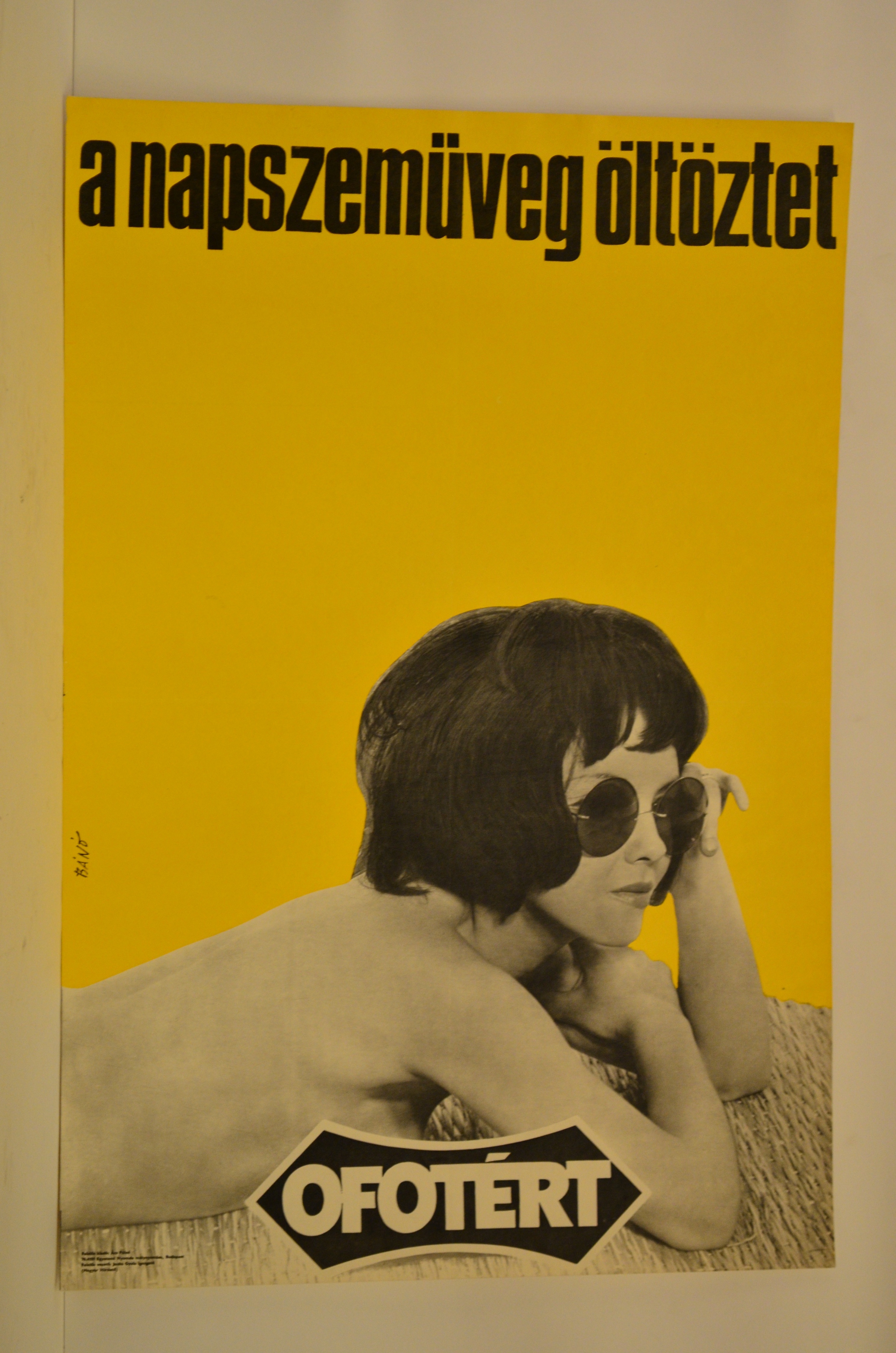 A napszemüveg öltöztet feliratú reklám (Magyar Kereskedelmi és Vendéglátóipari Múzeum CC BY-NC-SA)