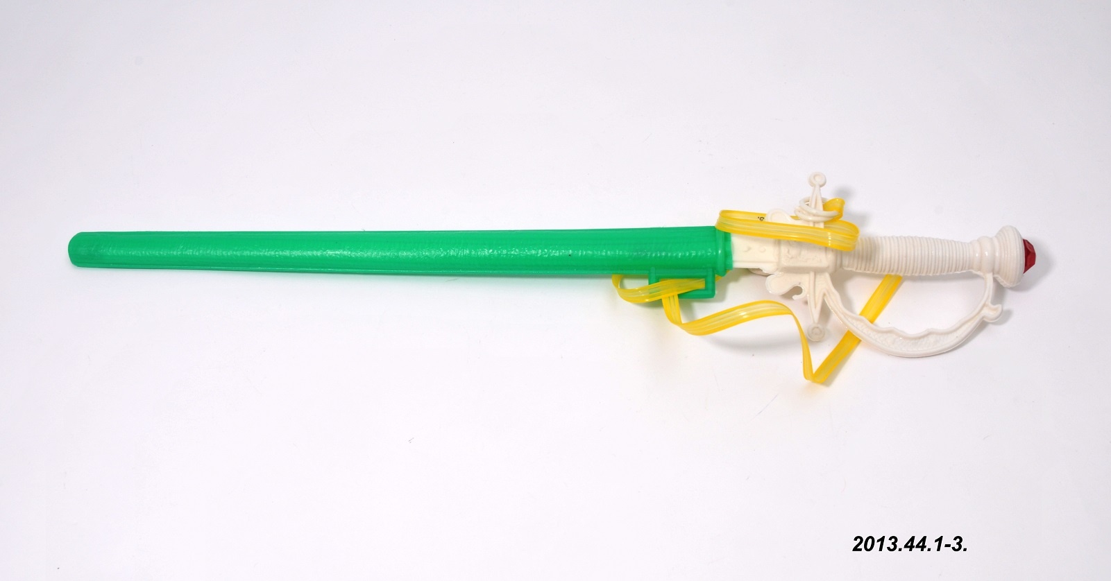 Műanyag kard, tokjával (Óbudai Múzeum CC BY-NC-SA)