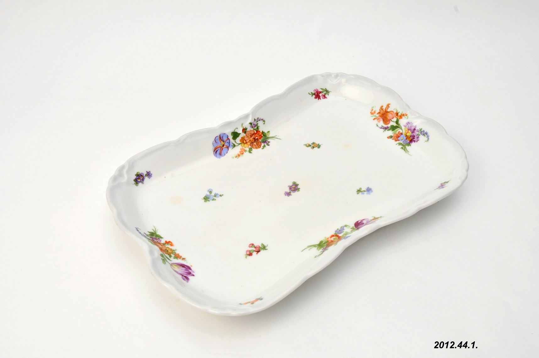 Porcelán pecsenyéstál, színes virágcsokor díszítéssel, Hüttl porcelán (Óbudai Múzeum CC BY-NC-SA)