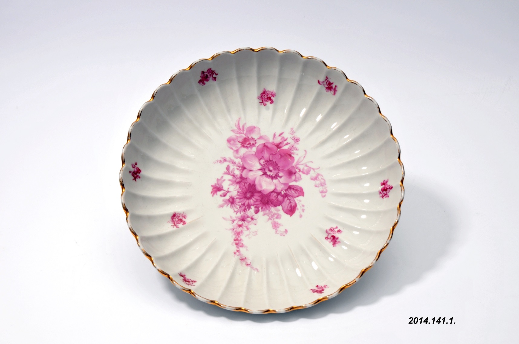 Porcelán dísztál, virágcsokor díszítéssel, Hüttl porcelán (Óbudai Múzeum CC BY-NC-SA)