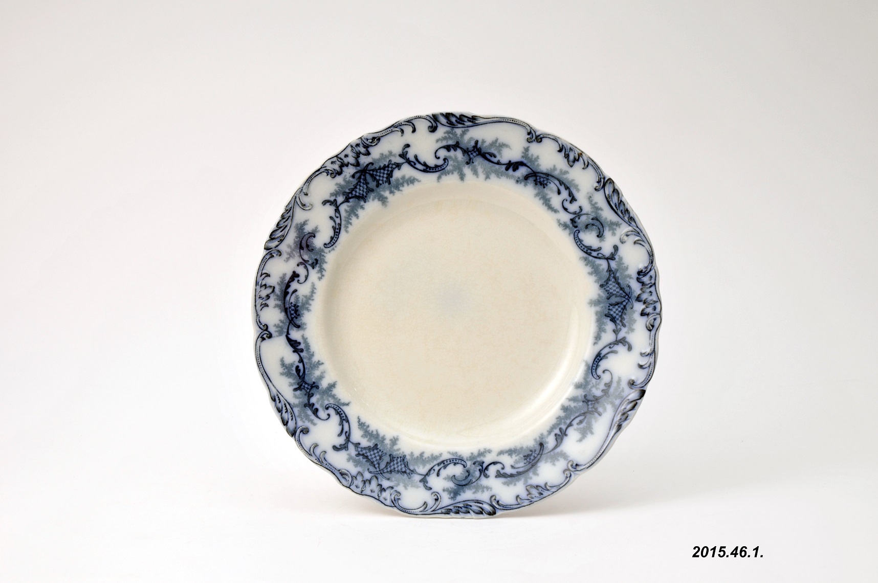 Porcelán tányér, kék levélmintás, Hüttl porcelán (Óbudai Múzeum CC BY-NC-SA)