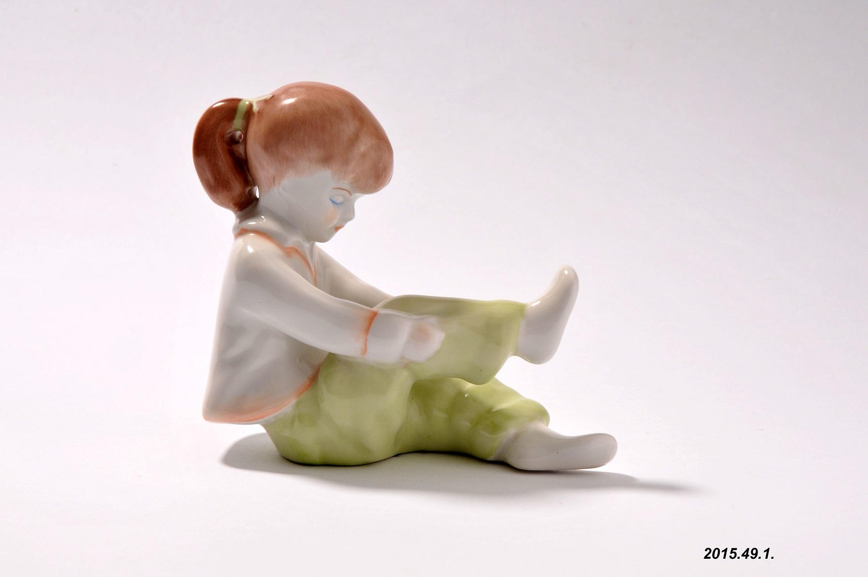 Porcelán dísztárgy, öltöző kislány, Aquincum Porcelángyár terméke (Óbudai Múzeum CC BY-NC-SA)