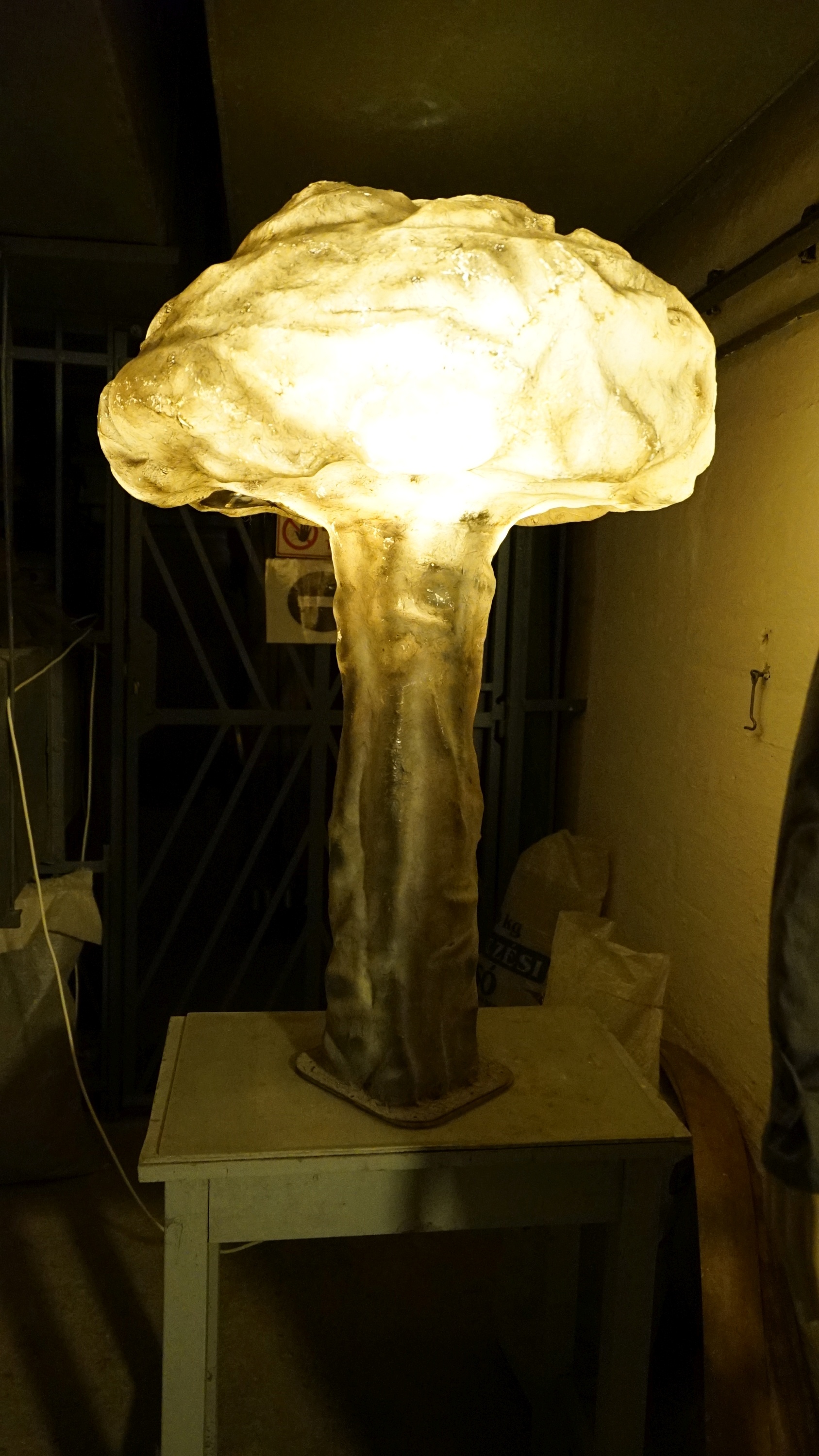 Robbanás alakú lámpa (Sziklakórház Atombunker Múzeum CC BY-NC-SA)