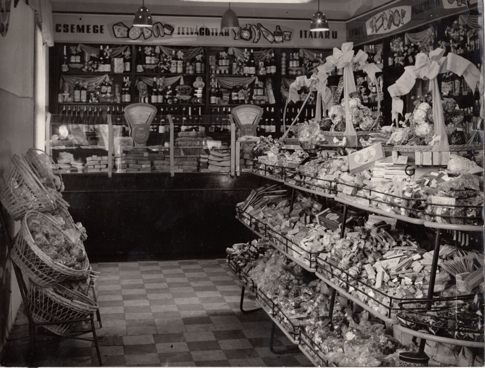 Fekete-fehér fénykép, üteg utcai bolt belseje (Angyalföldi Helytörténeti Gyűjtemény CC BY-NC-SA)