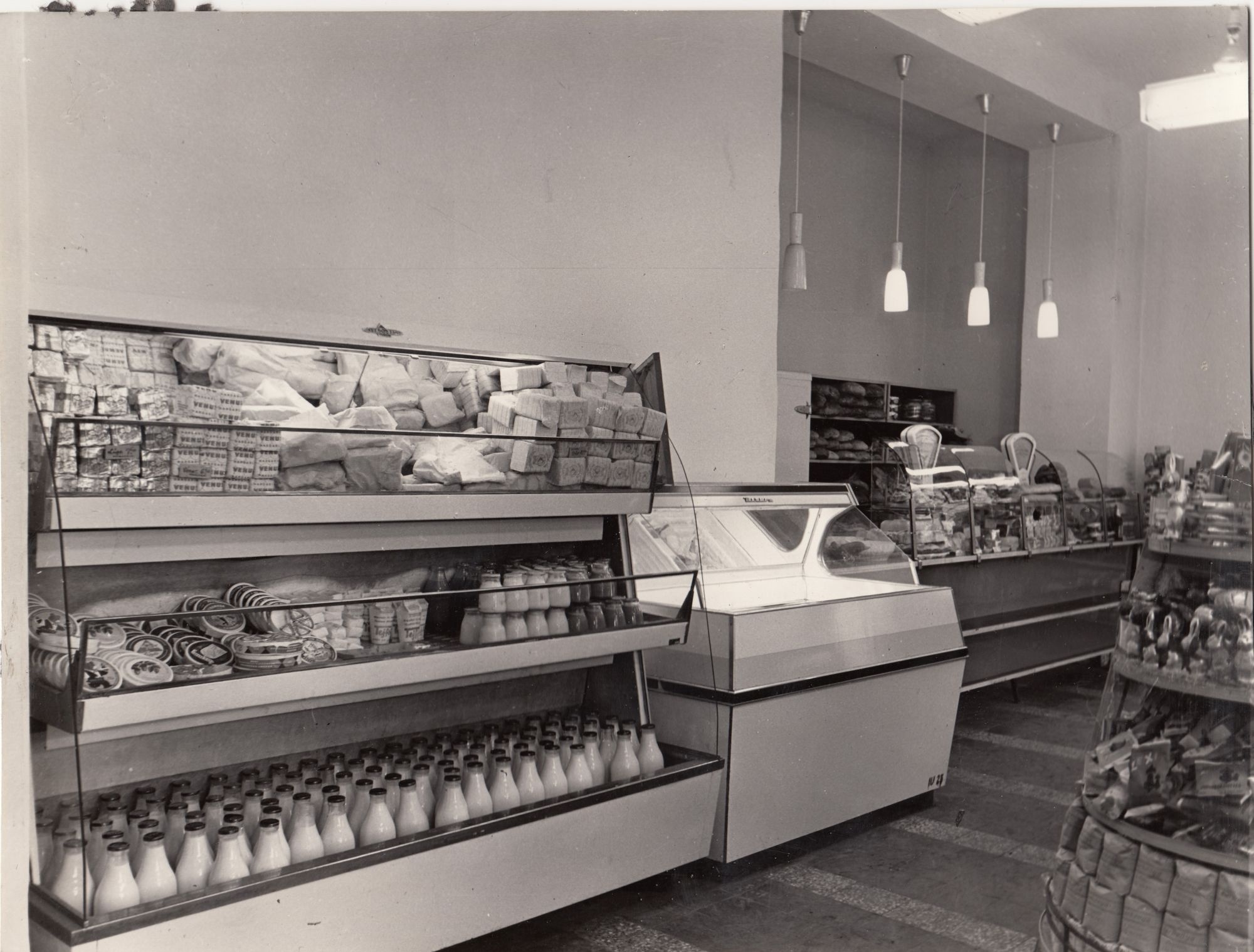 Fekete-fehér fénykép, Röppentyű utcai bolt belseje (Angyalföldi Helytörténeti Gyűjtemény CC BY-NC-SA)