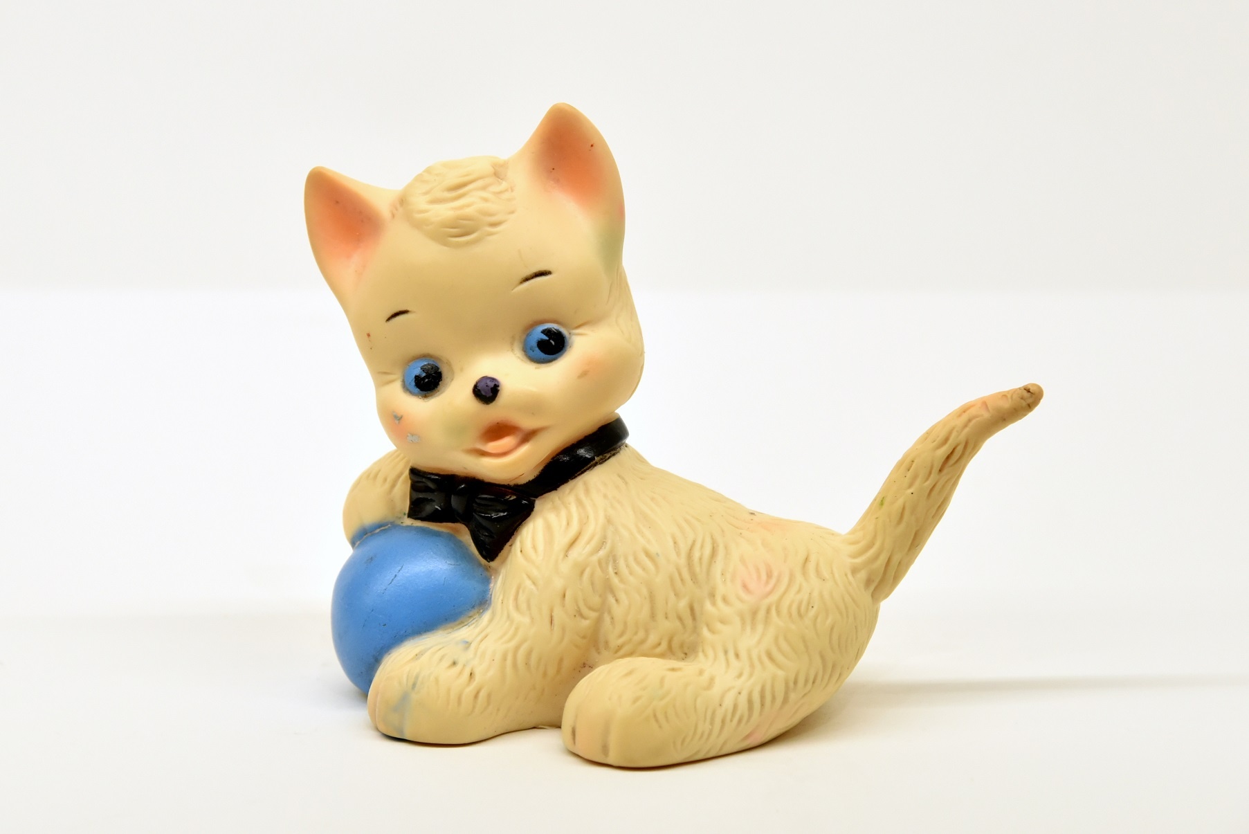 Gumijáték, gumicsipogó, cica labdával (Óbudai Múzeum CC BY-NC-SA)