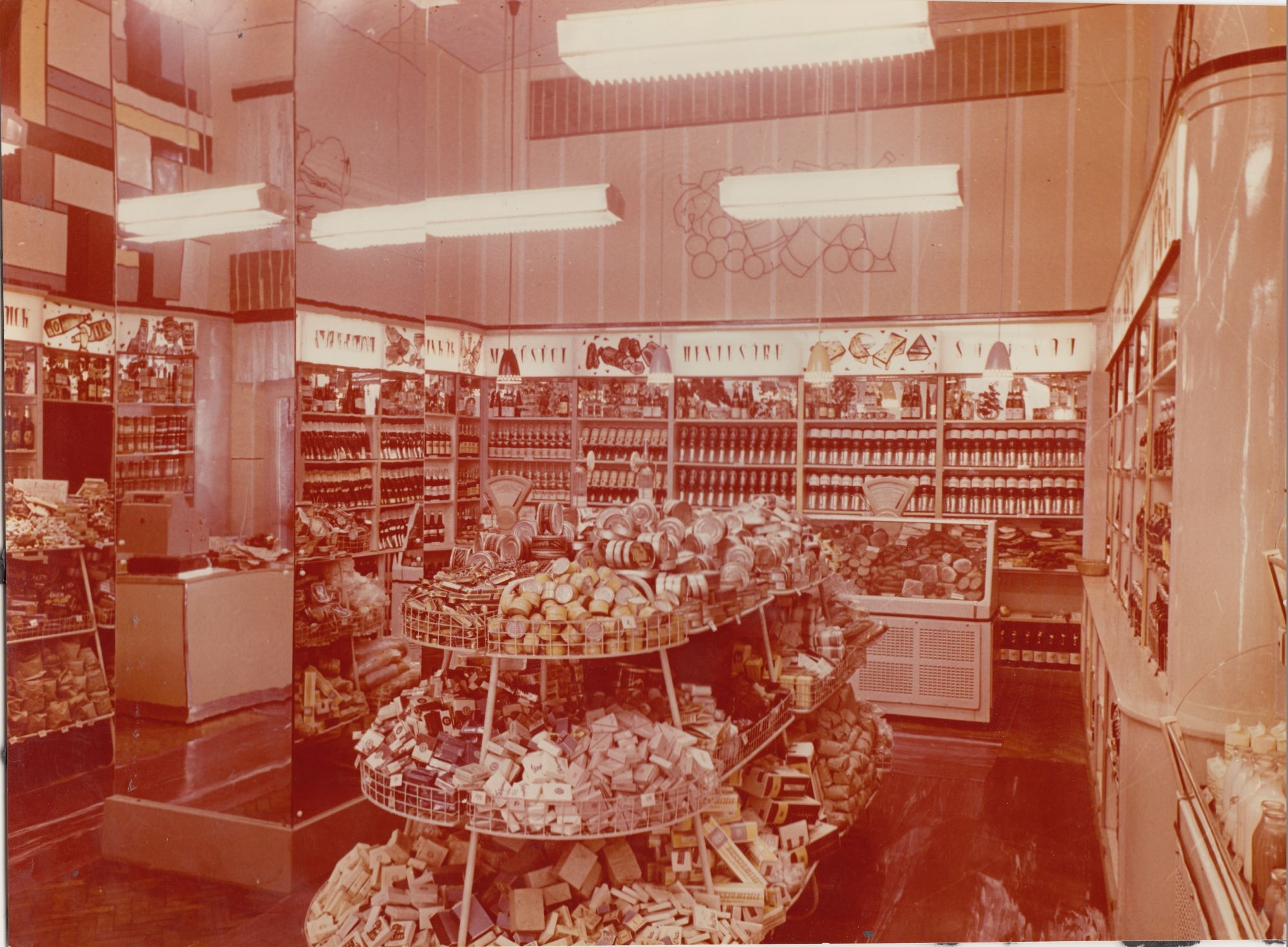 színes fénykép, Pozsonyi úti bolt belseje (Angyalföldi Helytörténeti Gyűjtemény CC BY-NC-SA)