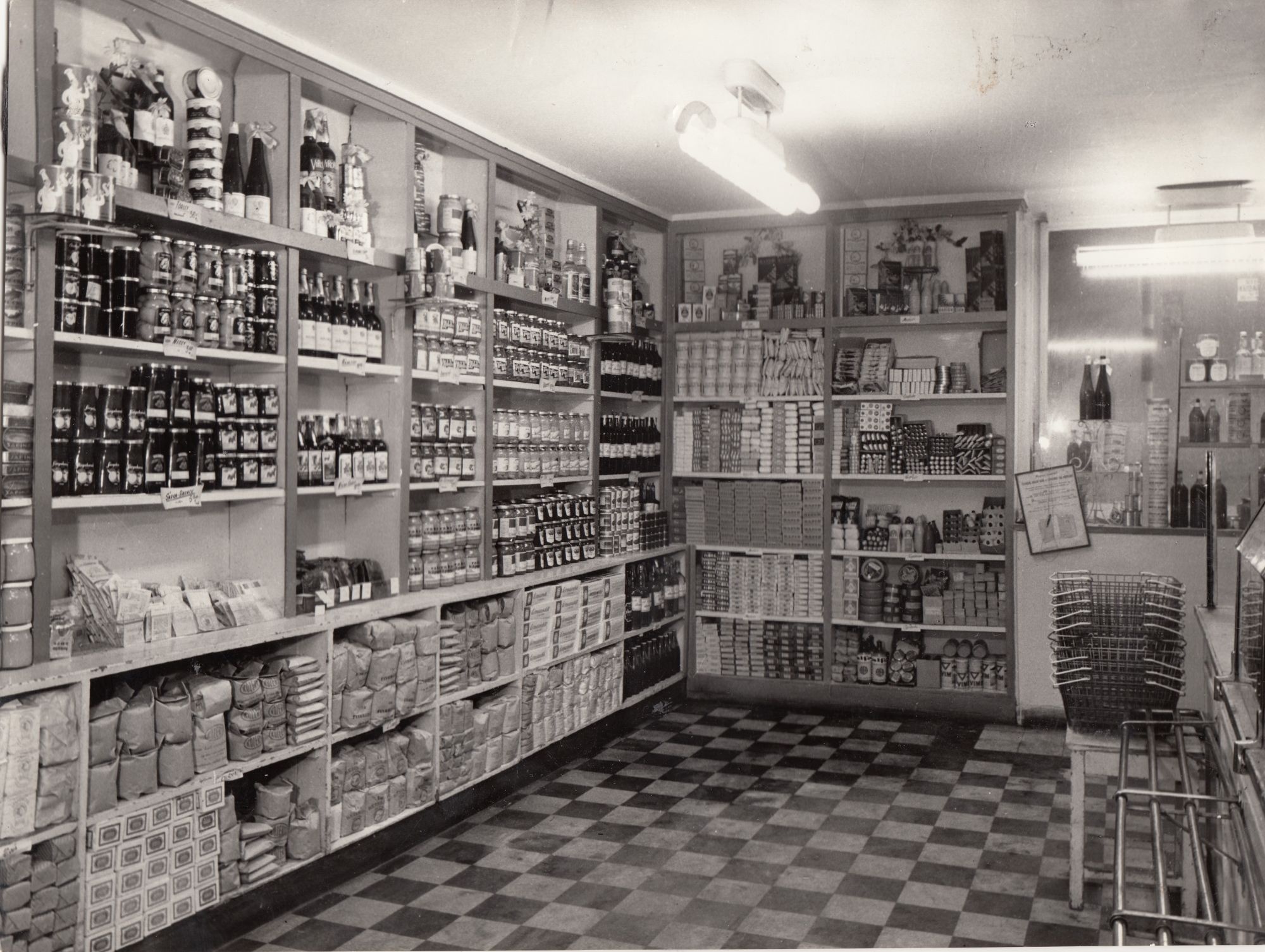 Fekete-fehér fénykép, Fürt Sándor utcai bolt belseje (Angyalföldi Helytörténeti Gyűjtemény CC BY-NC-SA)