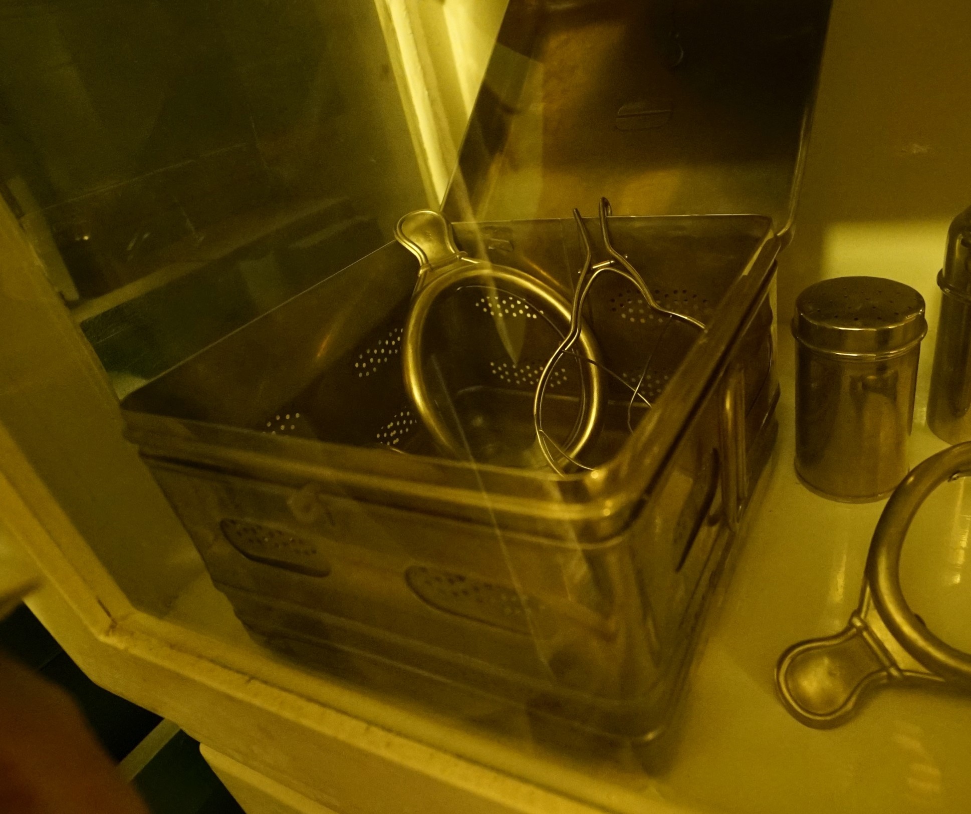 Sterilizáló doboz (Sziklakórház Atombunker Múzeum CC BY-NC-SA)
