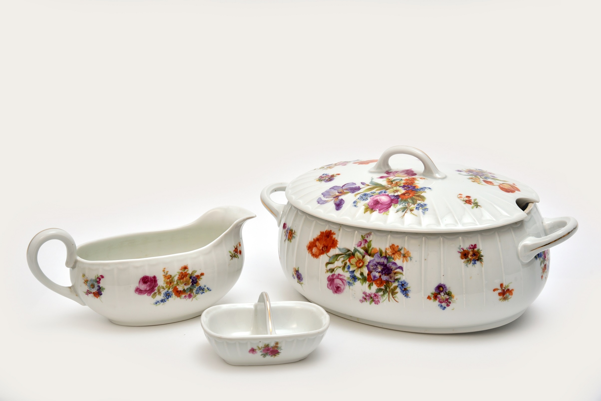 Virágmintás porcelán étkészlet, 17 darabos, Hüttl Tivadar porcelángyár (Óbudai Múzeum CC BY-NC-SA)