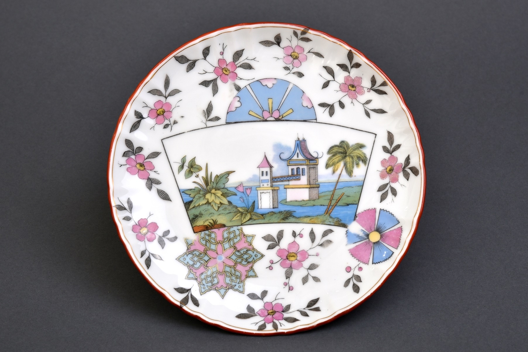 Porcelán tál keleties díszítéssel, Hüttl Tivadar porcelángyár (Óbudai Múzeum CC BY-NC-SA)