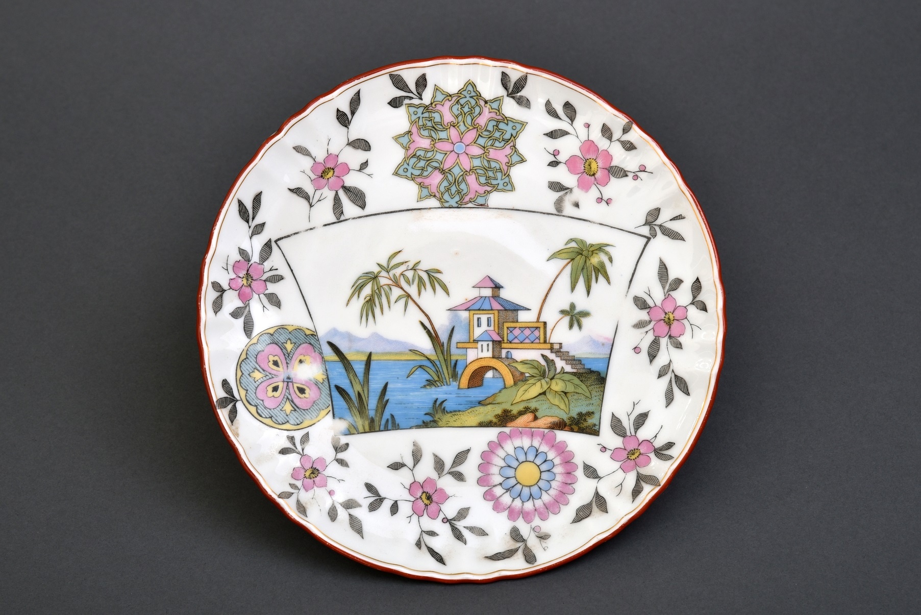 Porcelán tál keleties díszítéssel, Hüttl Tivadar porcelángyár (Óbudai Múzeum CC BY-NC-SA)