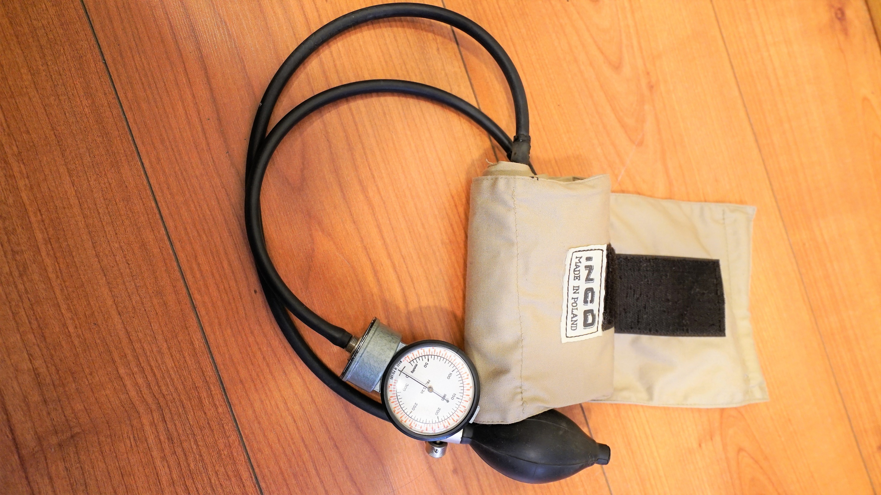 Vérnyomásmérő (Sziklakórház Atombunker Múzeum CC BY-NC-SA)