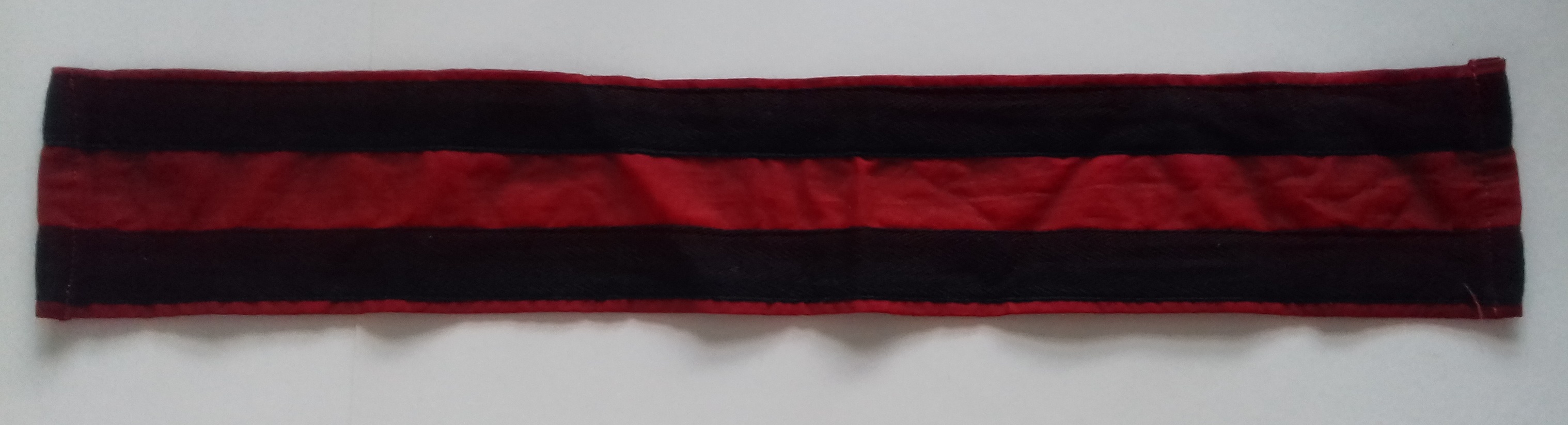 Gyászkarszalag - 49 cm hosszú (Nemzeti Örökség Intézete – Kegyeleti Múzeum CC BY-NC-SA)