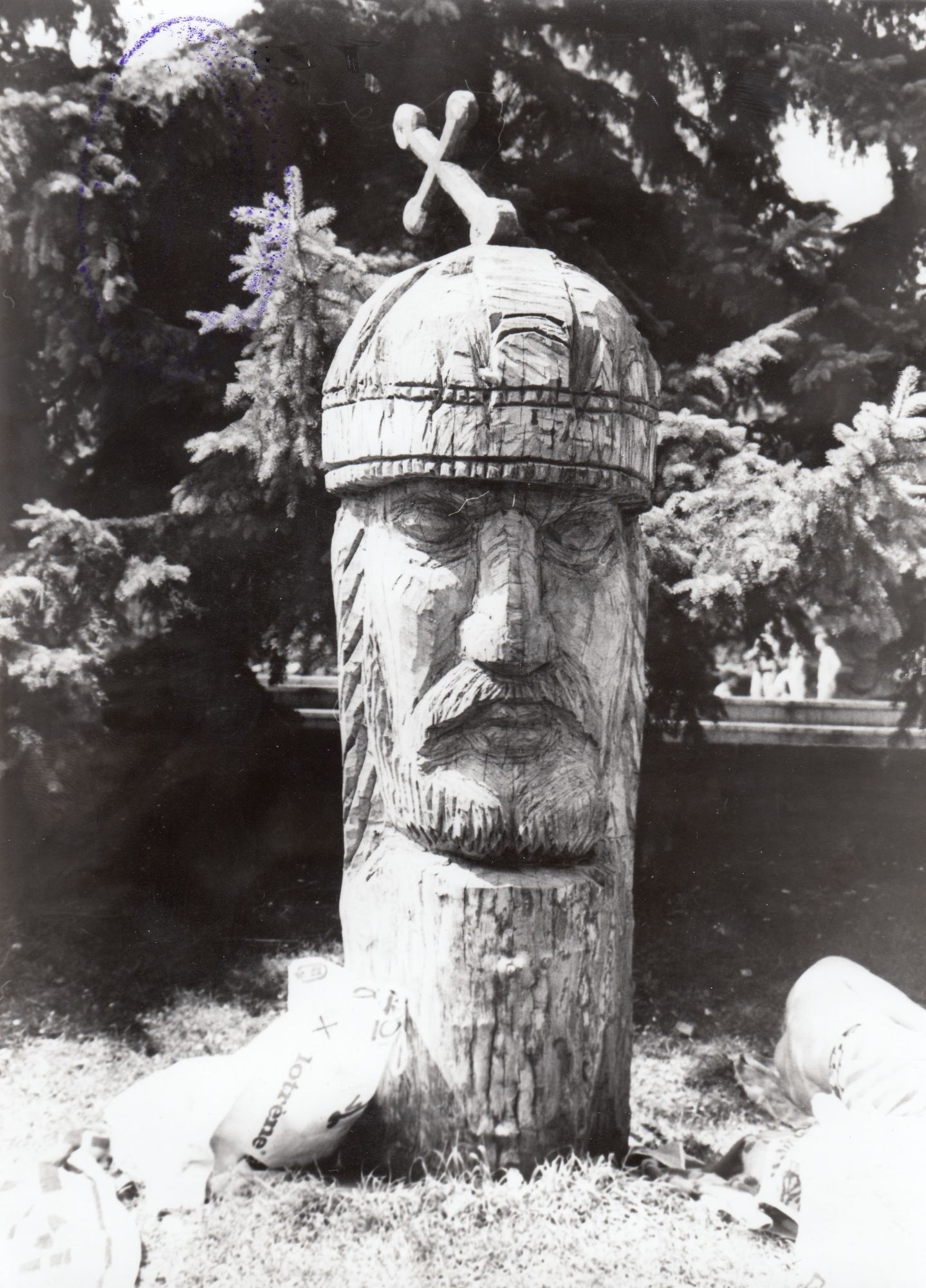 Fekete-fehér fénykép, Szent István fa szobra (Angyalföldi Helytörténeti Gyűjtemény CC BY-NC-SA)