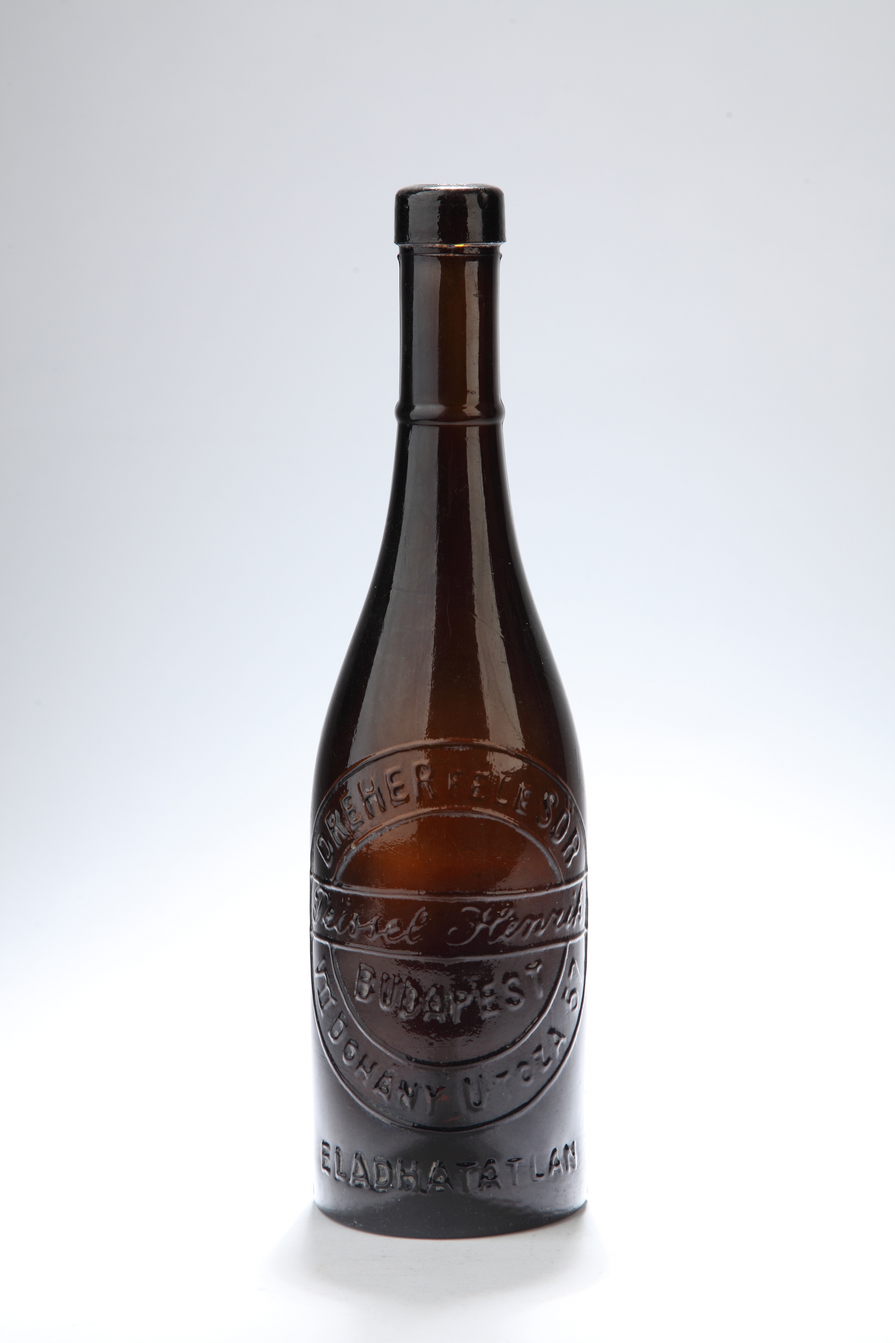 Barna sörösüveg (Magyar Kereskedelmi és Vendéglátóipari Múzeum CC BY-NC-SA)