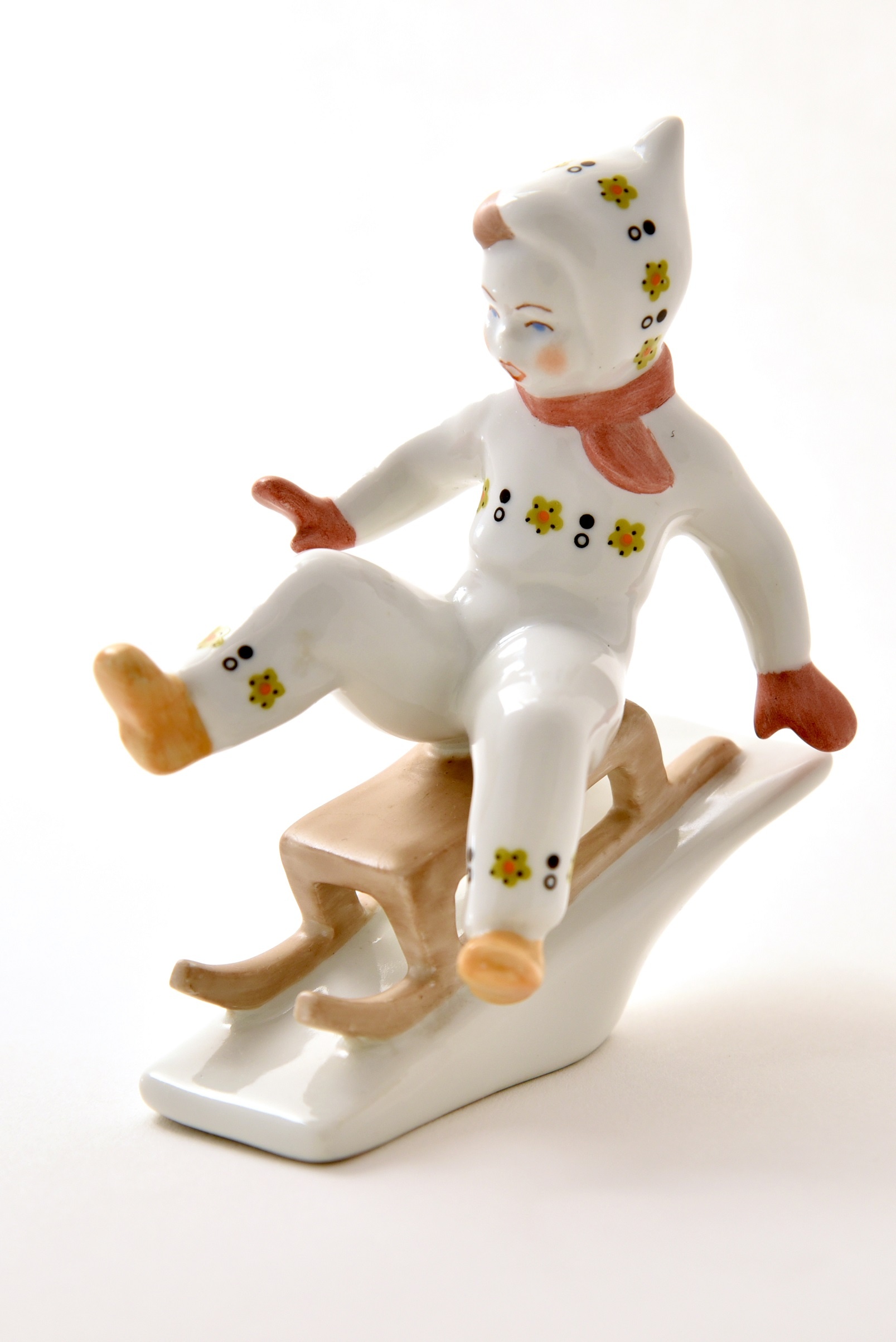 Porcelán szánkózó kisfiú, Aquincum Porcelángyár (Óbudai Múzeum CC BY-NC-SA)