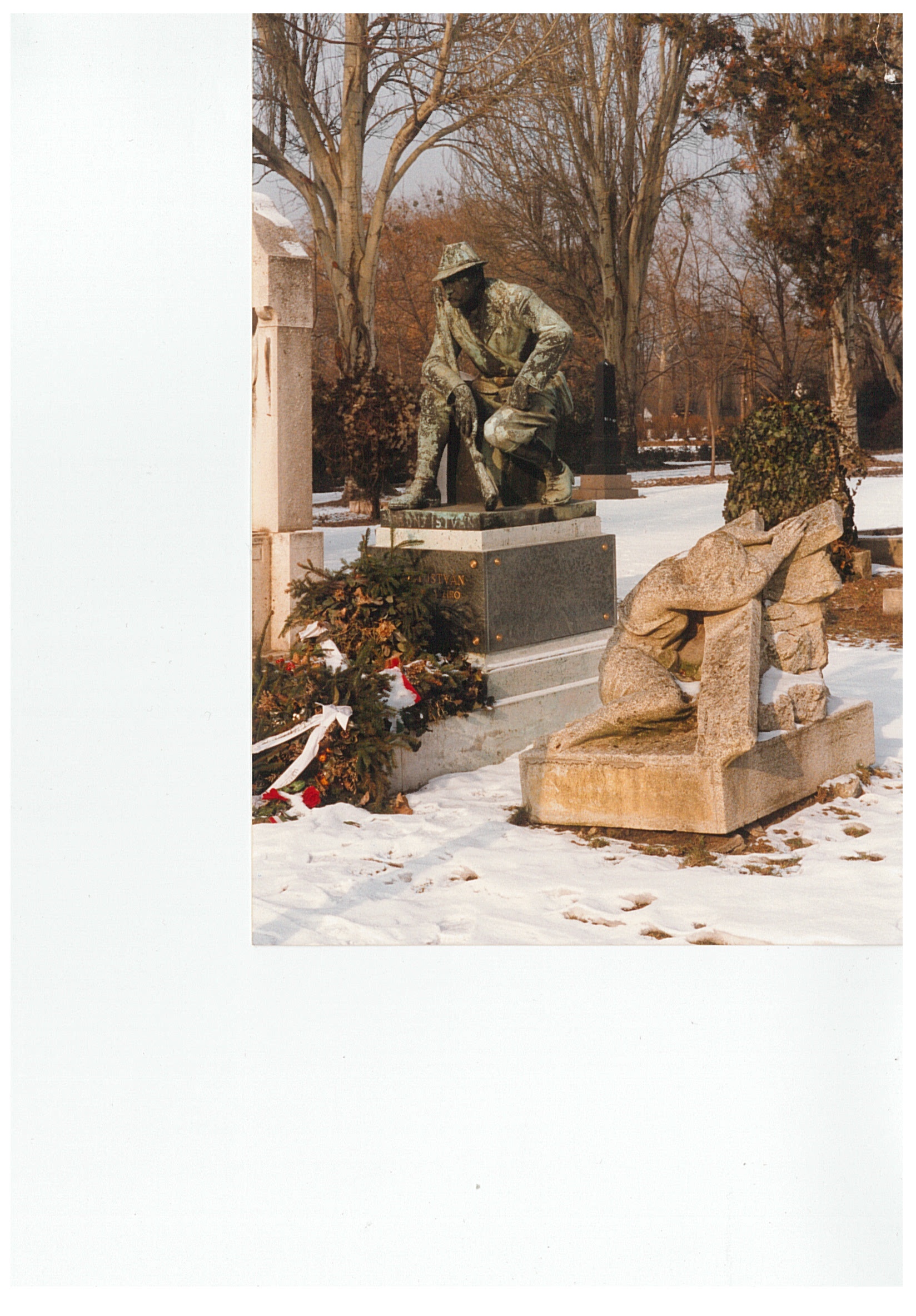 Temetői képek: (?) István sírja, hóval borítva (Nemzeti Örökség Intézete – Kegyeleti Múzeum CC BY-NC-SA)