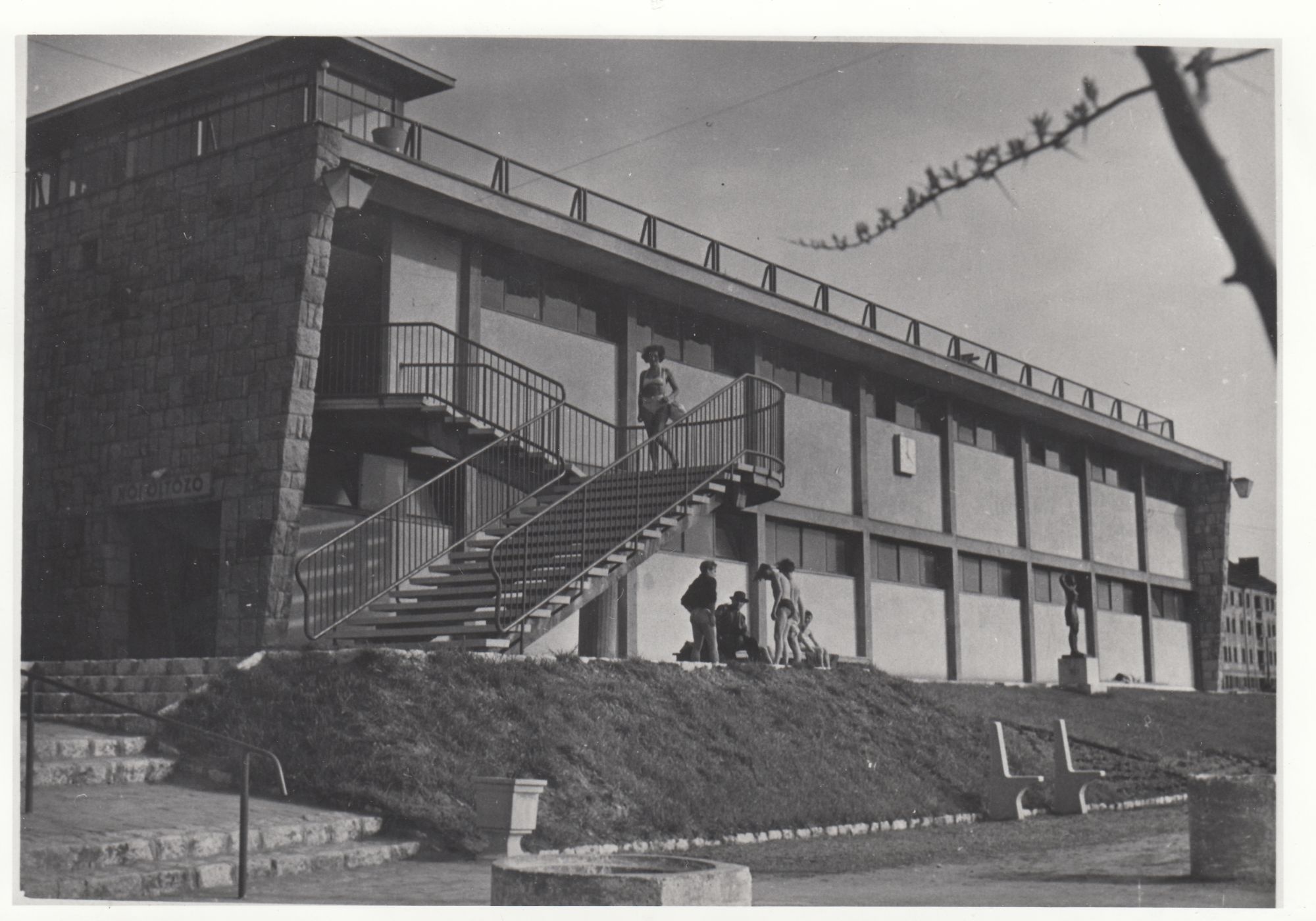 Fekete-fehér fénykép, szabadság Strand épülete (Angyalföldi Helytörténeti Gyűjtemény CC BY-NC-SA)