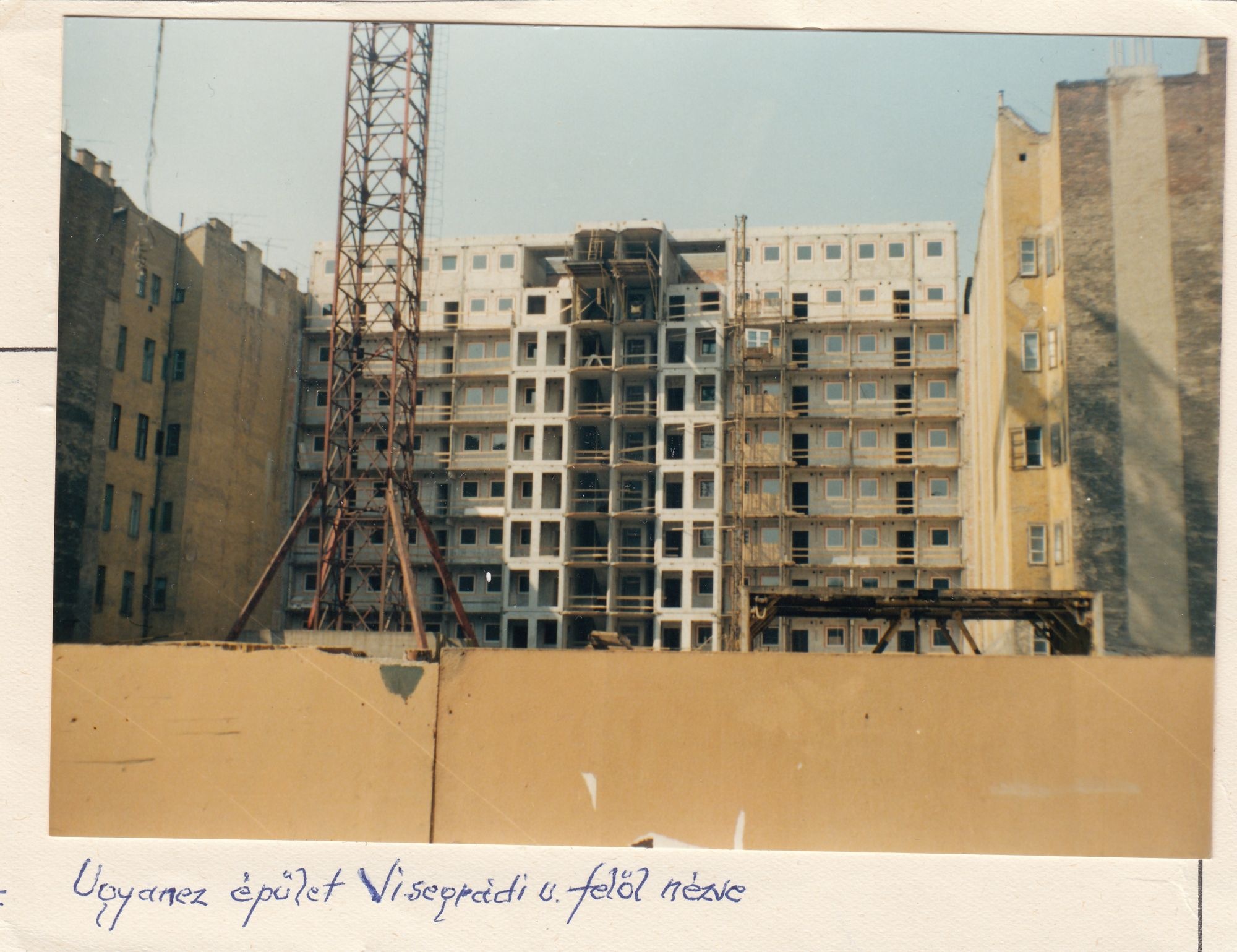 Fekete-fehér fénykép, Épület a Visegrádi utca felől nézve (Angyalföldi Helytörténeti Gyűjtemény CC BY-NC-SA)