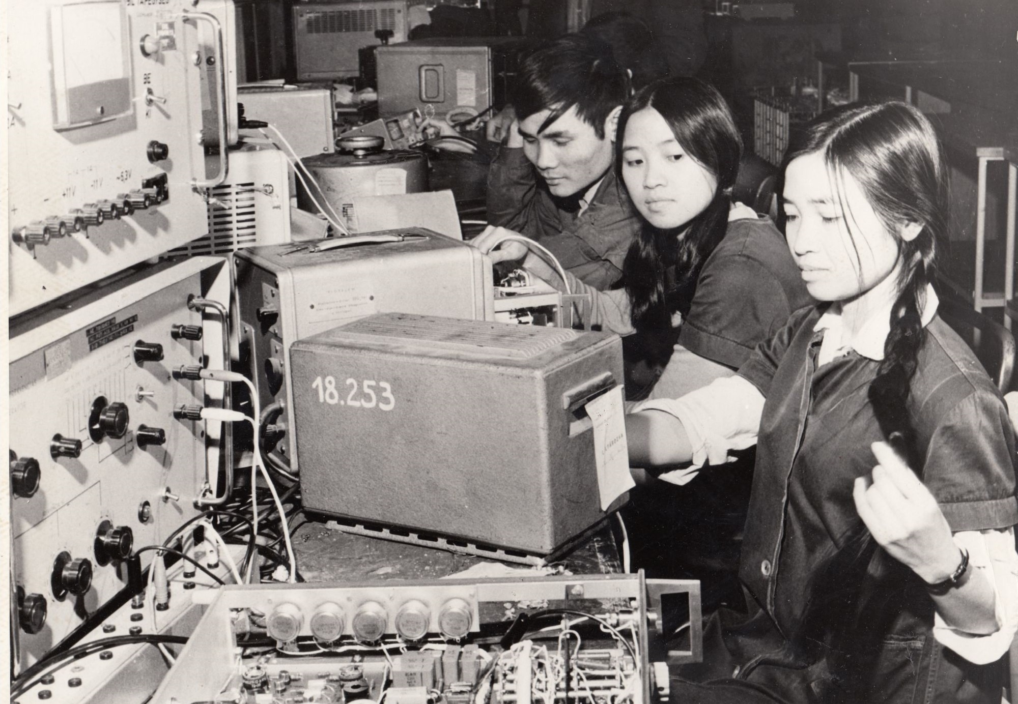 Fekete-fehér fénykép, Elektronikus Mérőkészülékek gyár (Angyalföldi Helytörténeti Gyűjtemény CC BY-NC-SA)
