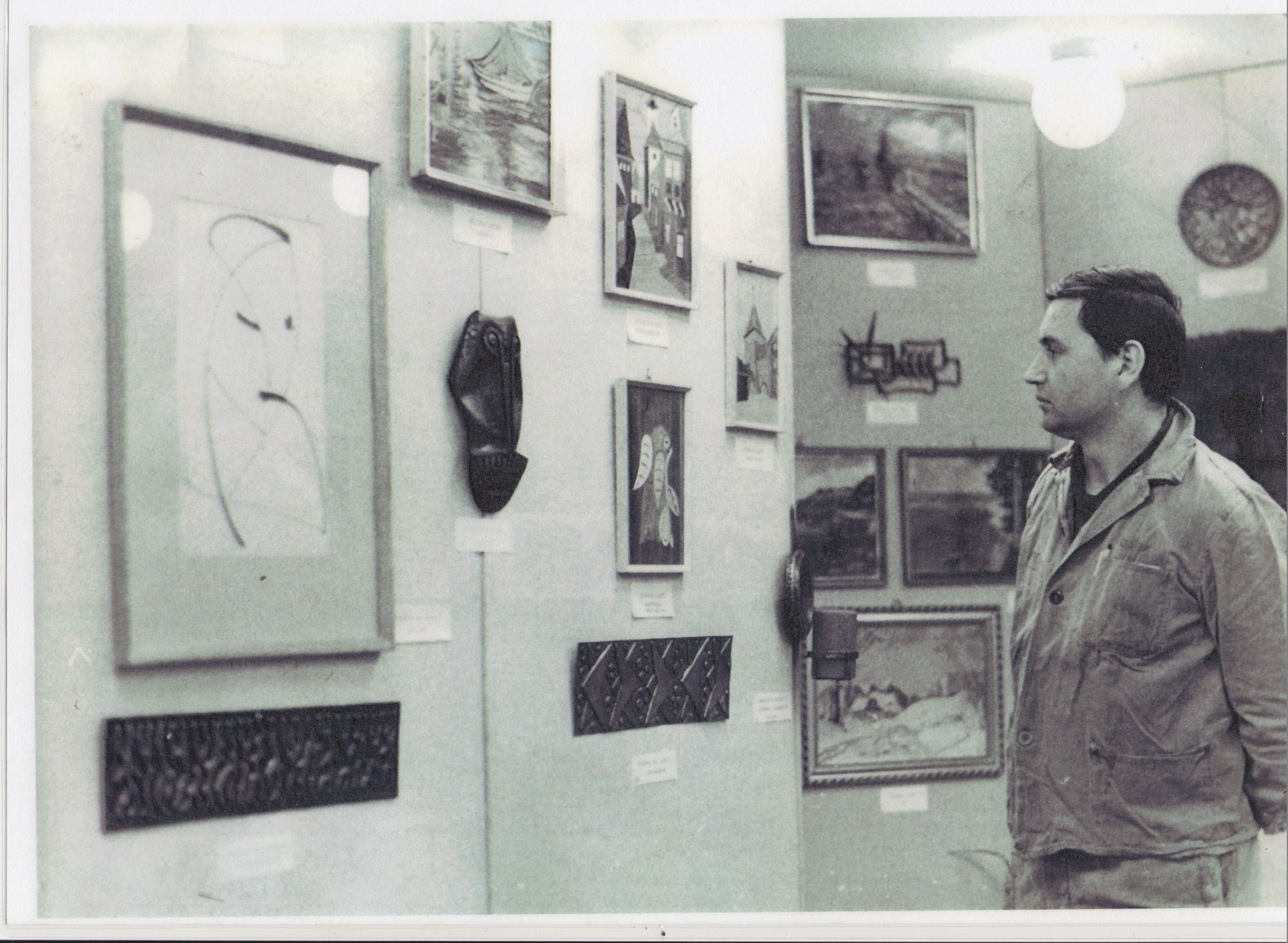 Fekete-fehér fénykép, Kiállítást néző dolgozó (Angyalföldi Helytörténeti Gyűjtemény CC BY-NC-SA)