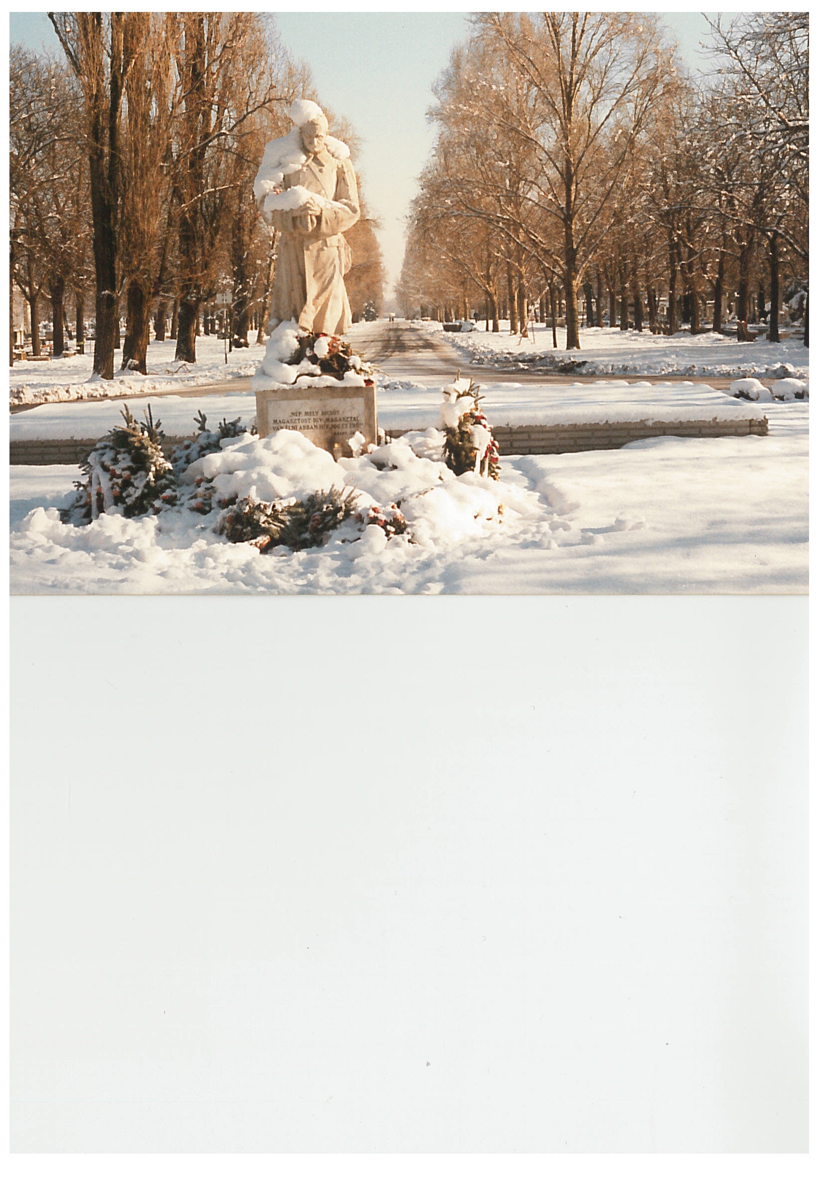 Temetői képek:  Síron levő férfi szobor, hóban (Nemzeti Örökség Intézete – Kegyeleti Múzeum CC BY-NC-SA)