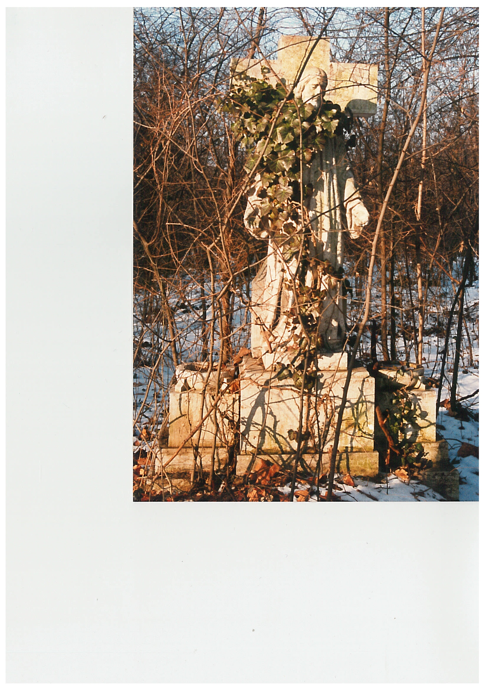 Temetői képek:  Sírkő, kő Krisztus szoborral és mögötte feszülettel (Nemzeti Örökség Intézete – Kegyeleti Múzeum CC BY-NC-SA)