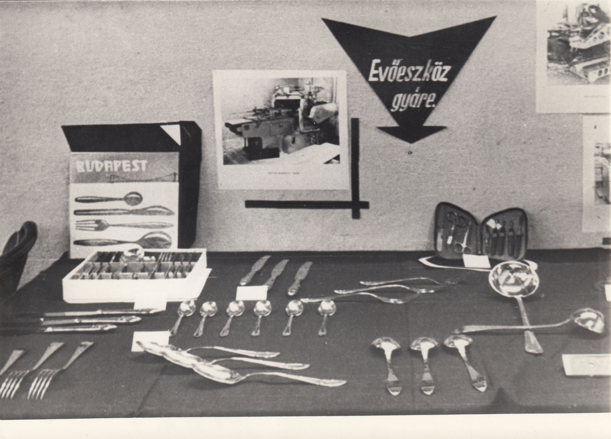 Fekete-fehér fénykép, Evőeszkőz gyár kiállítás (Angyalföldi Helytörténeti Gyűjtemény CC BY-NC-SA)