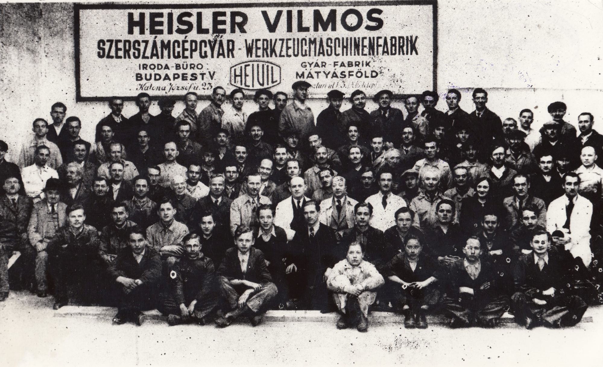 Fekete-fehér fénykép, Csoportkép a megnövekedett Heivil gyárból (Angyalföldi Helytörténeti Gyűjtemény CC BY-NC-SA)