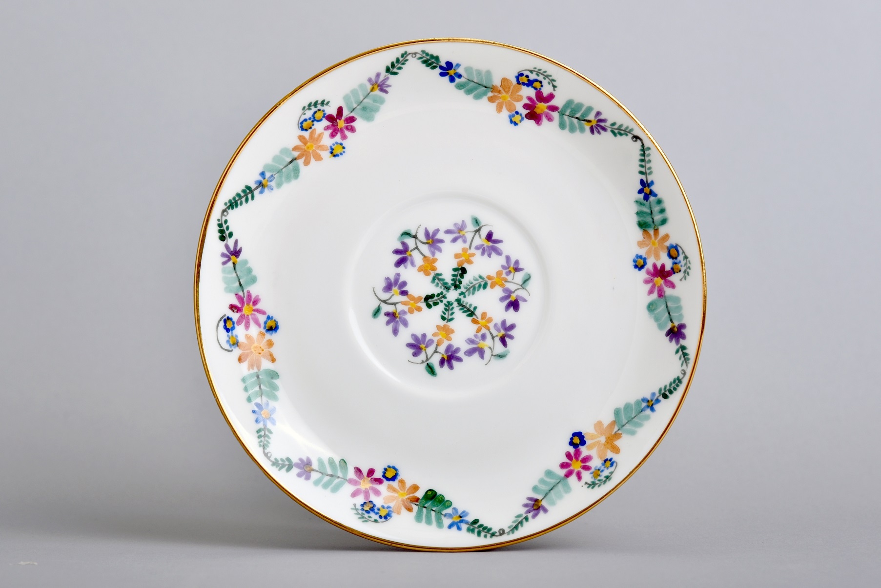 Porcelán kistányér, virágfüzéres, 6 db, Hüttl Tivadar Porcelángyár (Óbudai Múzeum CC BY-NC-SA)