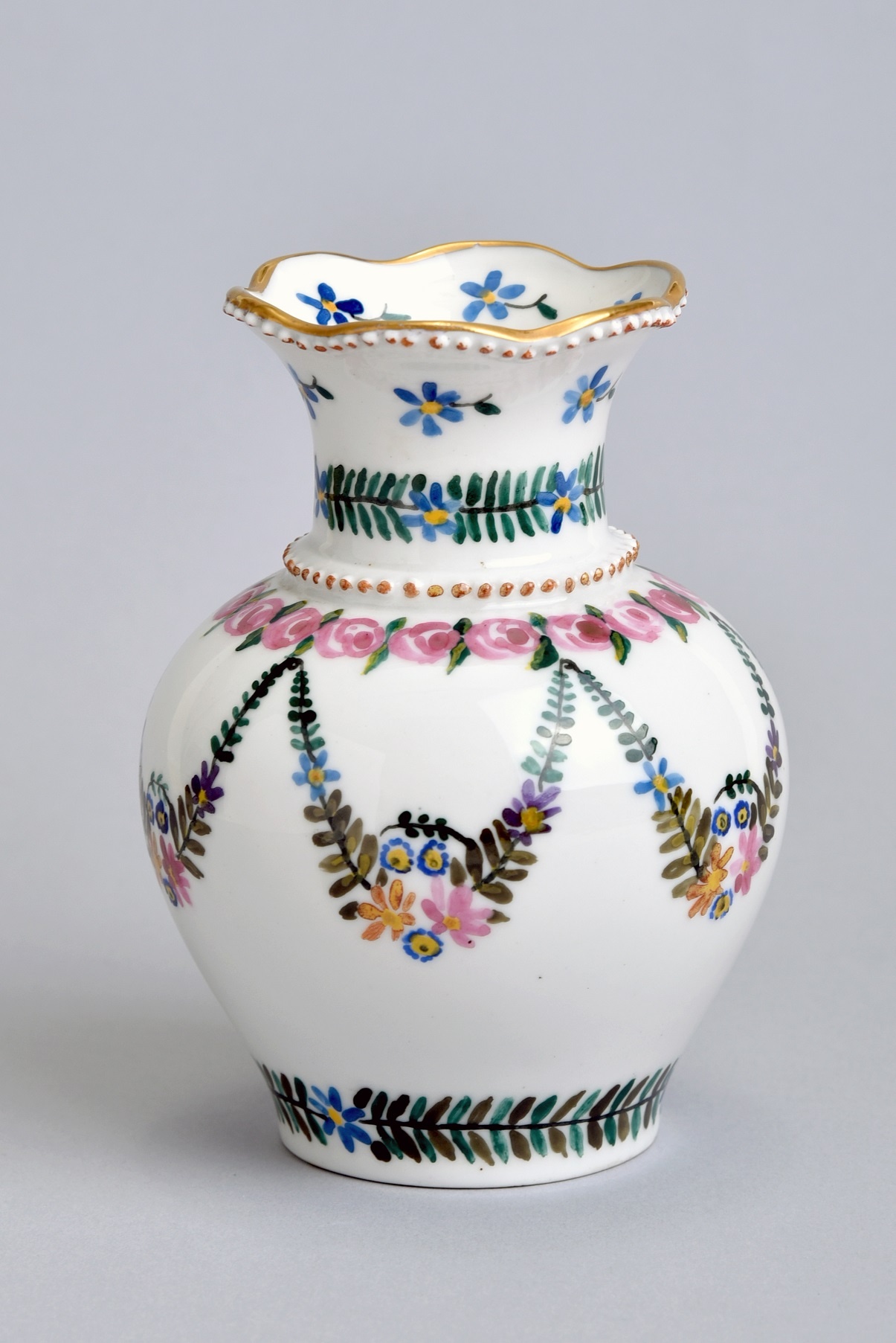 Porcelán váza, virágfüzérrel, Hüttl Tivadar Porcelángyár (Óbudai Múzeum CC BY-NC-SA)